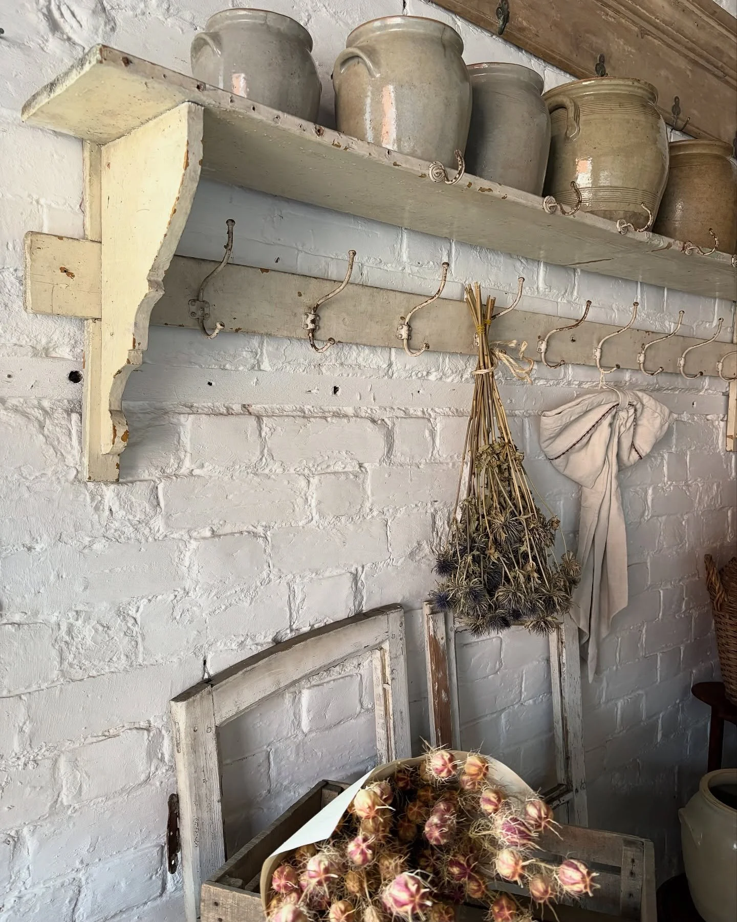 Beautiful French shelf with layers of original white and neutral toned chippy paint. The perfect standout piece and functional too with multiple hooks across two levels. Heaven !
.
.
#rustichomedecor #rusticinterior #cottagelifestyle #houseandgarden 