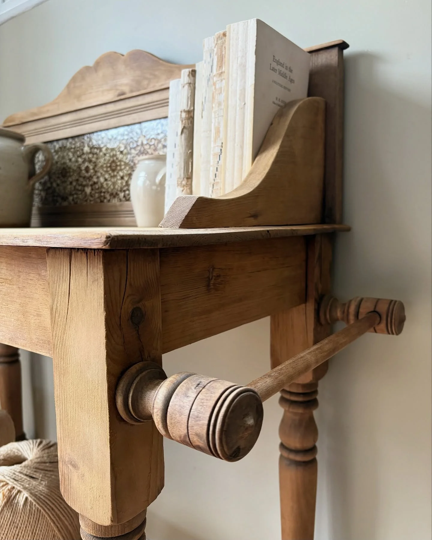 A charming pine washstand with beautiful details. The turned side rail, paired with the neutral tiles evoke a quintessential cottage feel 🍂 
.
.
#antiquepine #vintagefurniture #cottagecore #rustichomedecor #neutralhomedecor