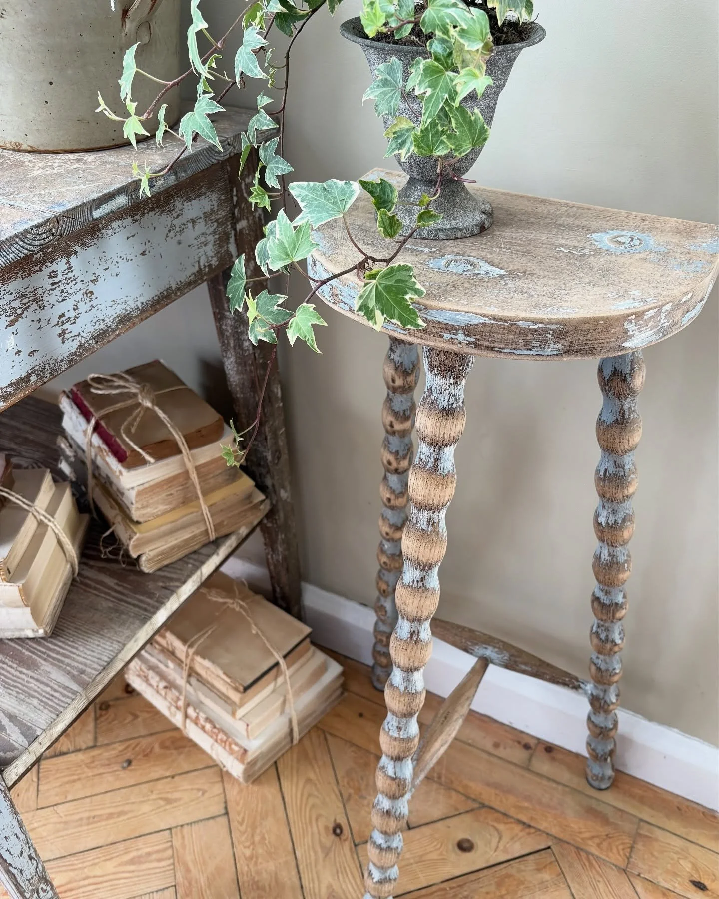 A special bobbin stool with lots of character .. just the right amount of sky blue chippy paint with its natural tones peeking through. Good, sturdy and ready to go. Complimented here with an equally wonderful French prep table 💫 
.
.
#vintagefurnit