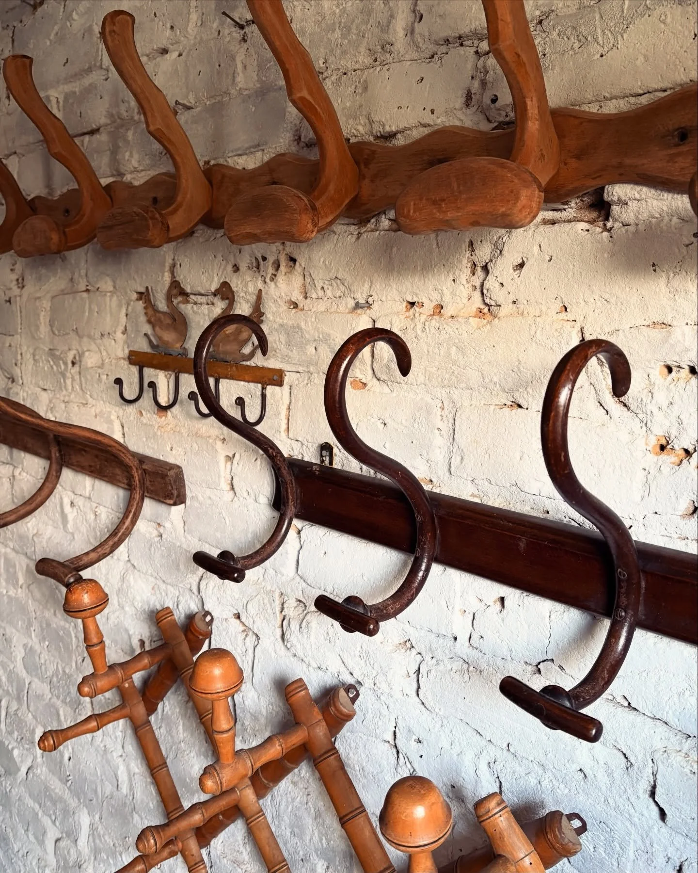 Coat season is here! Discover our collection of vintage coat racks featuring bentwood and bamboo classics that'll add style and order to your busy entrance hall or cloakroom.
.
.
#vintagefurniture #storagesolutions #classicdesign #rustichomedecor #an
