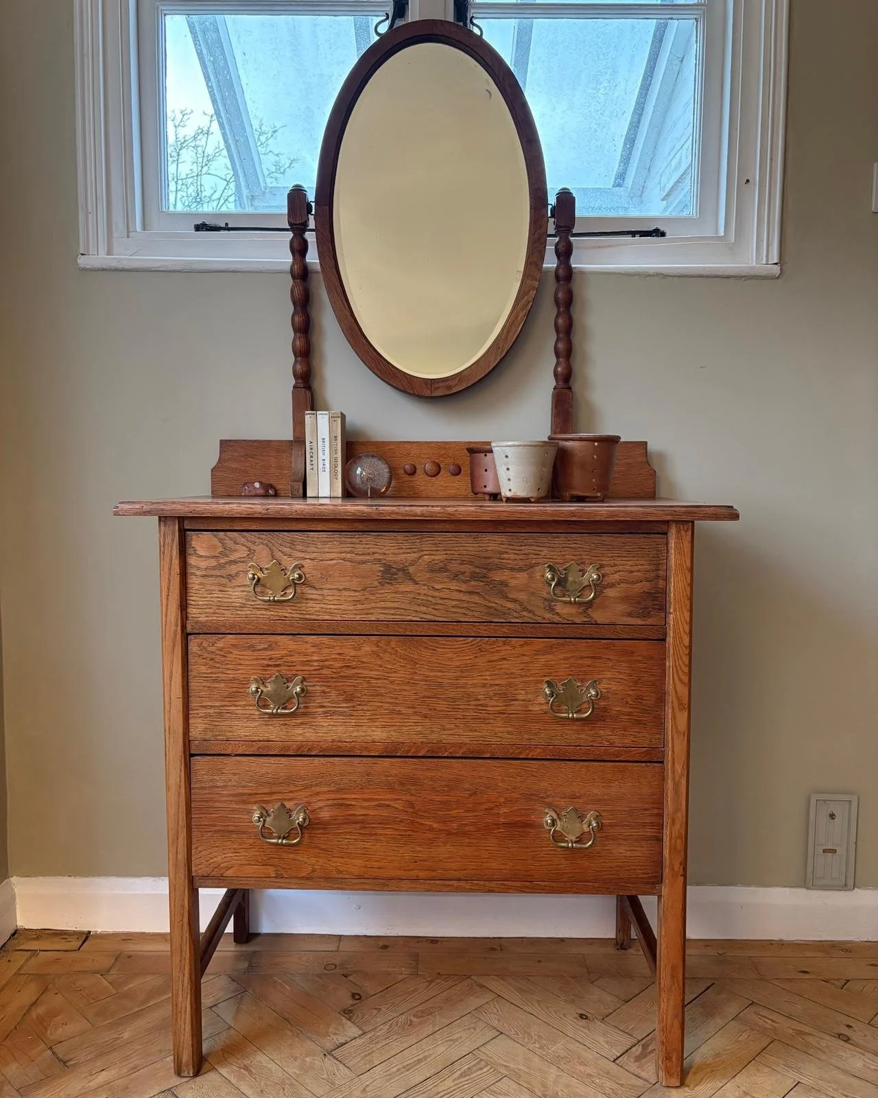 A fabulous arts &amp; crafts style solid oak set of drawers with oval vanity mirror &amp; glorious bobbin detail. A wonderful warm tone and solid craftsmanship throughout. Just lovely! 💫 
.
.
#vintageantiques #cottagecore #bobbinfurniture #interiors