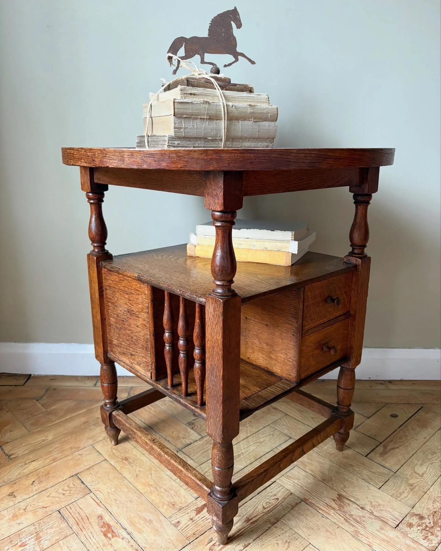 This charming French circular side table offers plenty of storage for books, magazines, and board games. Its unique design and lovely warm tone will add personality to any room💫 
.
.
#rusticinteriors #neutralhomedecor #cottagecore #decorativeantique