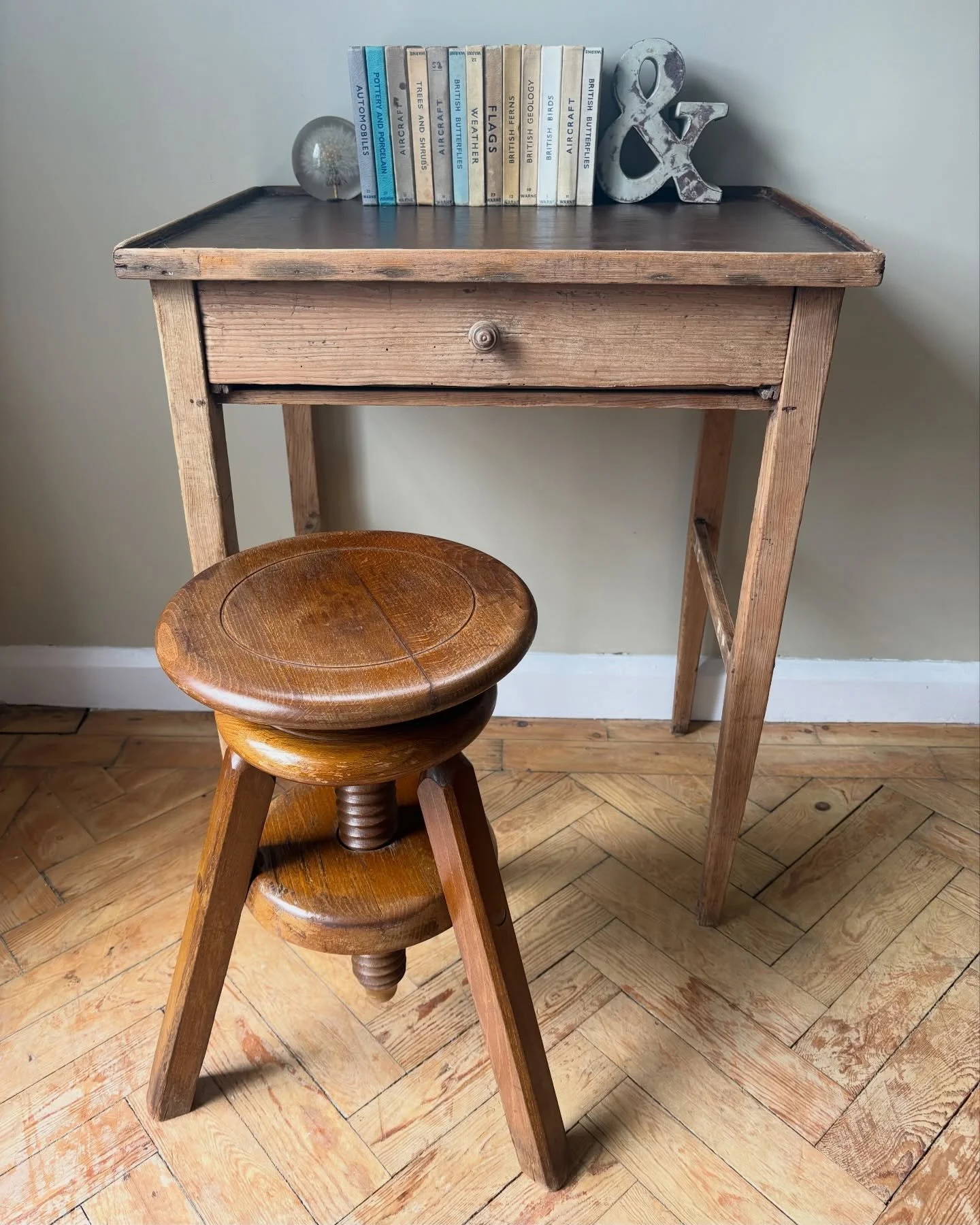 A fab little French desk, with natural weathered timbers and glossy crazed brown leather top. A lovely petite piece with helpful storage and characterful wear &amp; tear you&rsquo;d expect and love! 💫 
Height: 73cm, Width: 59cm, Depth: 44cm
.
.
#vin