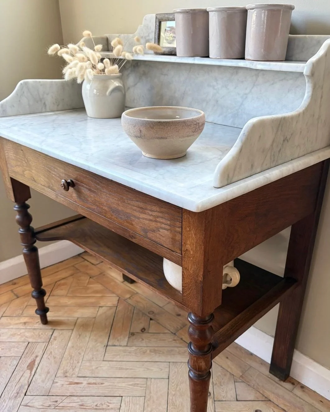 A little bit of French luxury&hellip; 🤍

A beautiful antique French washstand, crafted in warm, rich oak and topped with a wonderful white Carrara marble.

There&rsquo;s something about the combination of the honeyed oak, cool white marble and beaut
