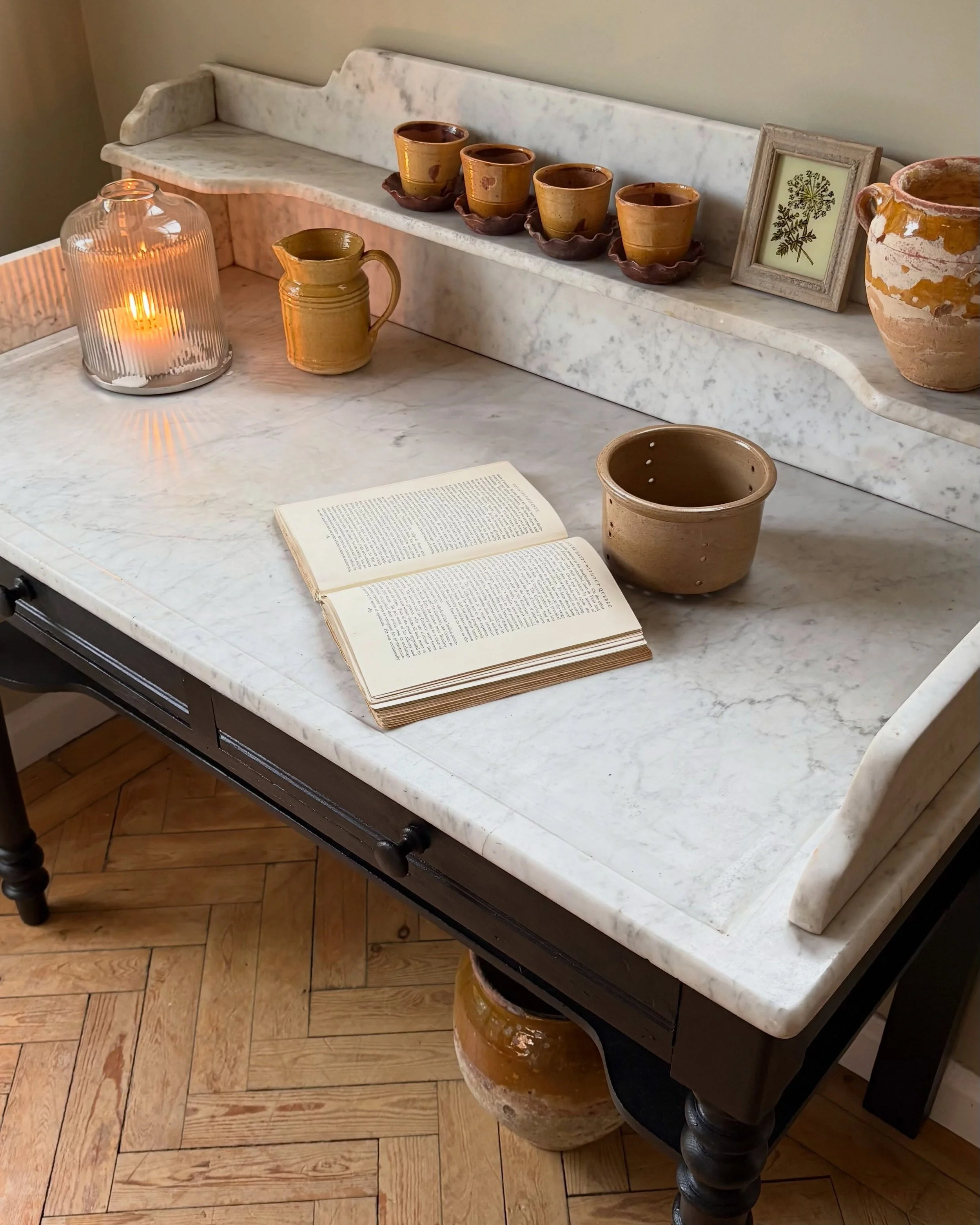 There&rsquo;s something wonderfully striking about the simplicity of this French vintage washstand. 🖤🤍

Generously proportioned and beautifully balanced, it pairs a rich painted black frame with a luxurious white Carrara marble top &mdash; the soft