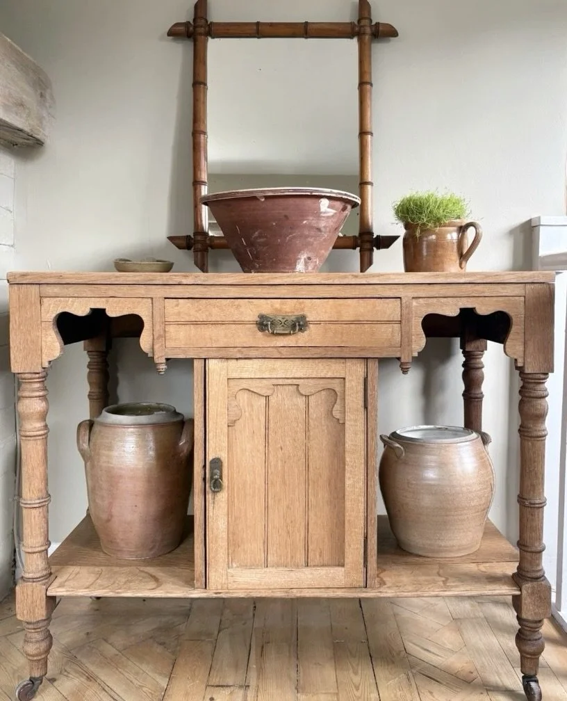 A wonderfully decorative Victorian washstand, made in solid oak and left in its natural, warm-toned finish.

There&rsquo;s so much character in the details &mdash; wonderfully turned legs, shapely curves and elegant linear detailing, all standing on 