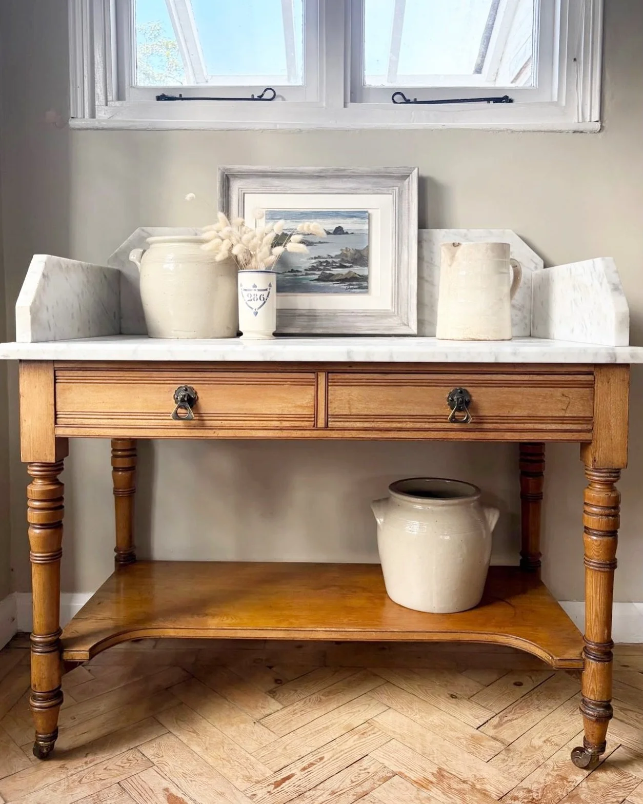 A wonderfully impressive Victorian washstand in beautifully warm, light oak, with generous proportions and an abundance of lovely detail. Elegantly turned legs, linear detailing to the drawers and two original brass drop handles give this piece a won