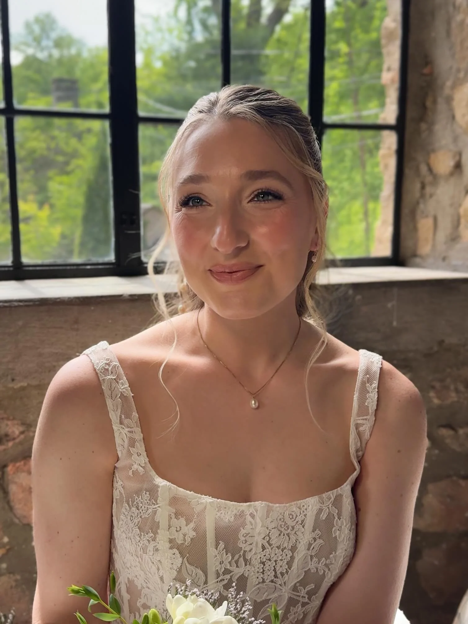 Kristen&rsquo;s glowing wedding day look✨ she made a decision to work with us based on alignment she felt when browsing our looks we share here on IG. She didn&rsquo;t have any particular inspiration photos and was open to the look I&rsquo;d create f