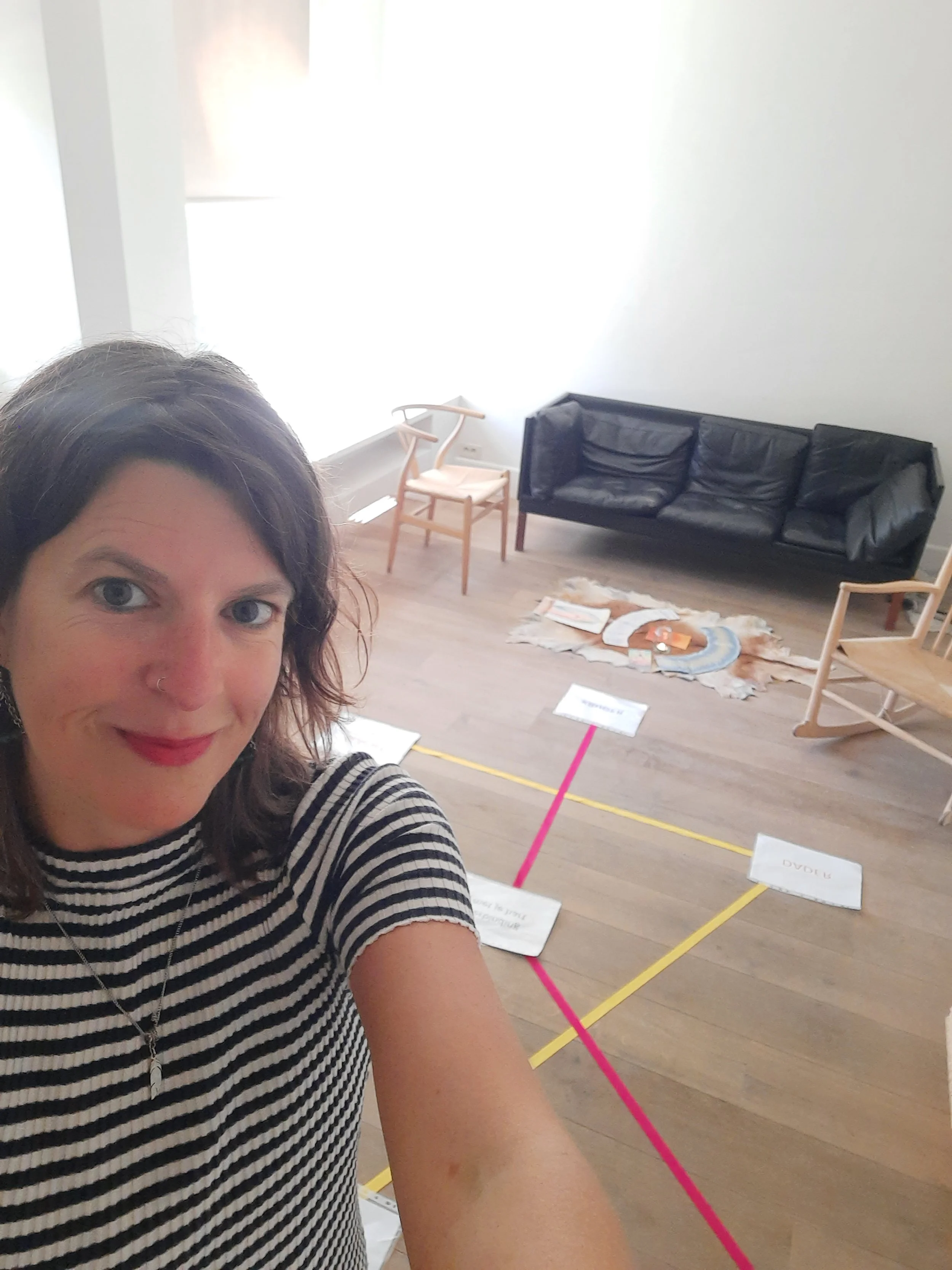 Gids naar jouw Inner-Leiderschap  door Hanne De Smedt – Your Desire Coach  Als het stroomt in je lijf,  stroomt het in je bedrijf  en je relaties .  