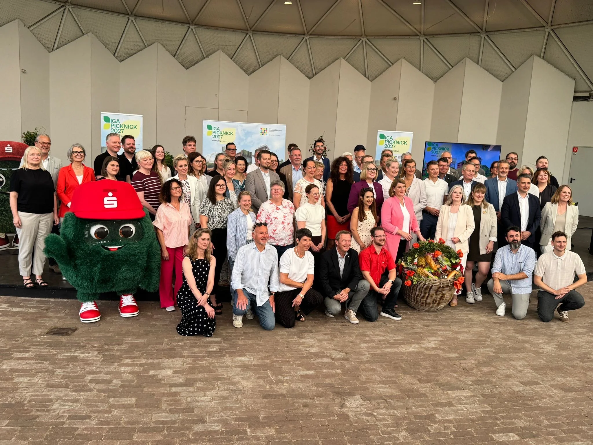 Das Bild zeigt die Vertreterinnen von 50 Kommunen, die 2027 am Picknick-Format der Internationalen Gartenausstellung teilnehmen werden.