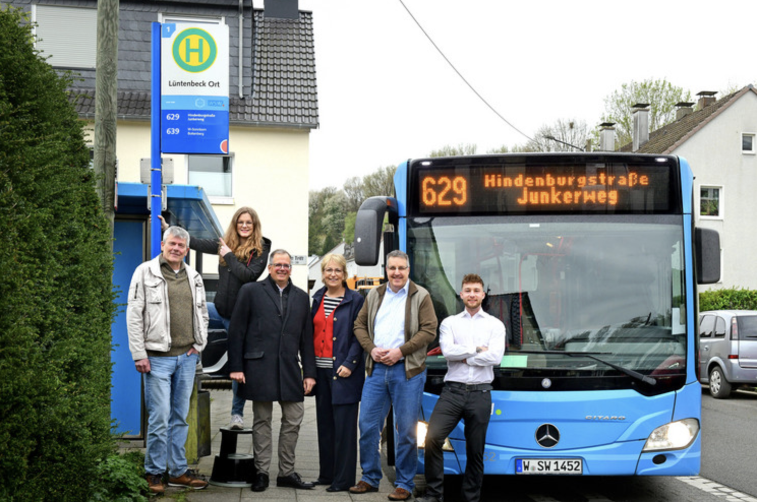 Das Bild zeigt mehrere Mitarbeitende der WSW, die vor einem Bus der Linie 629 stehen.