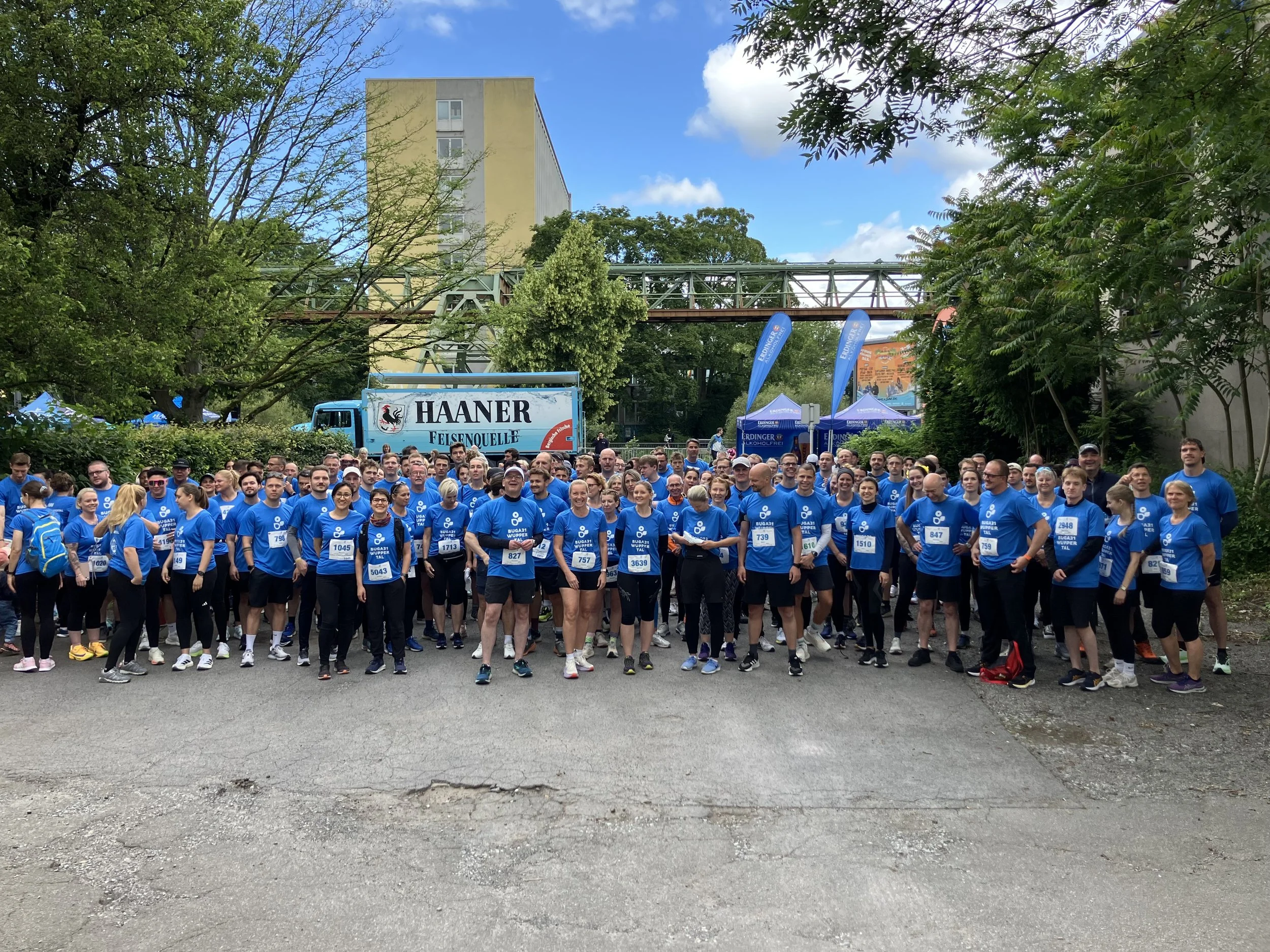 Das Bild zeigt das Team der Stadt Wuppertal beim Schwebebahnlauf 2026.