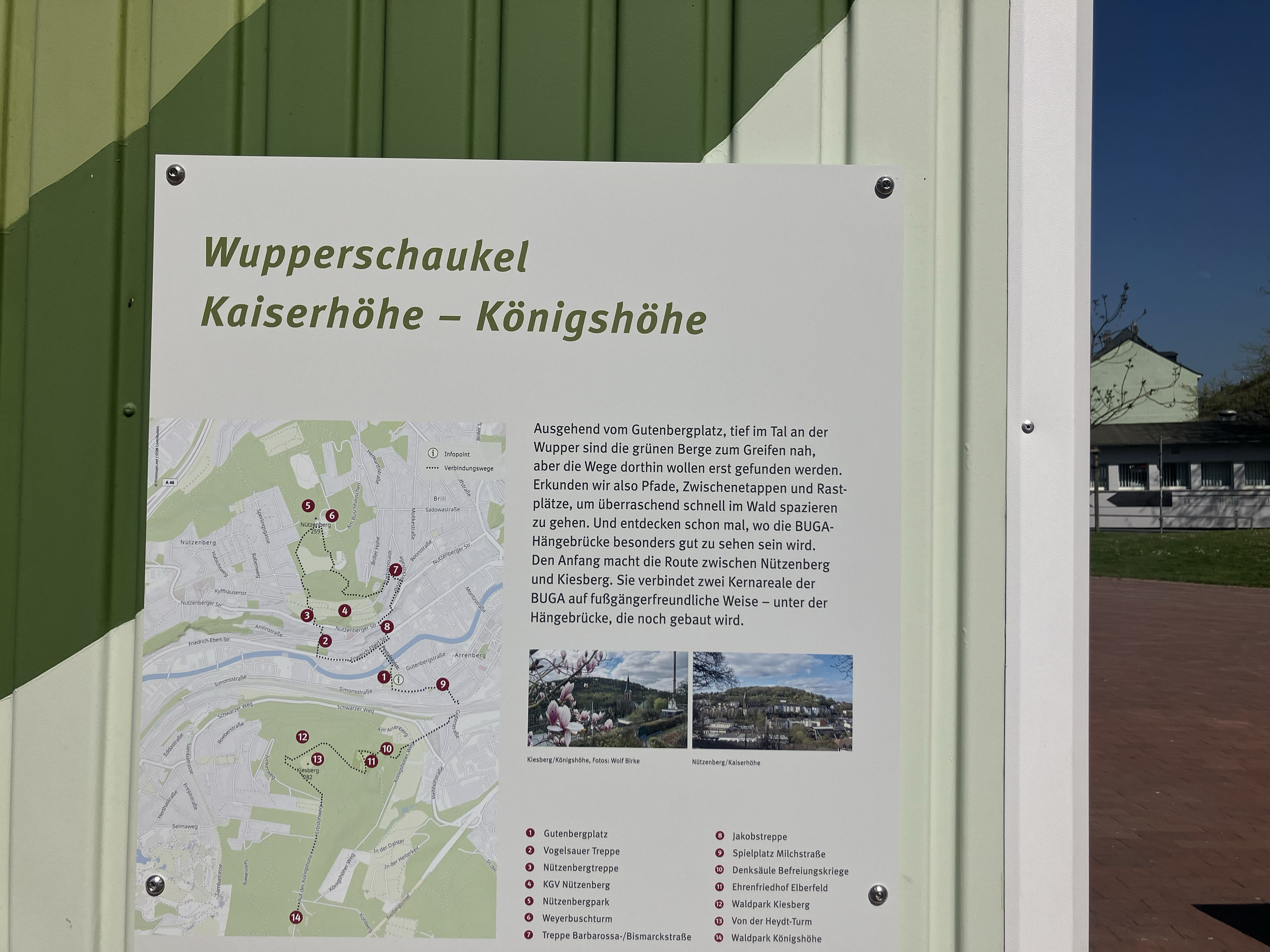 Infotafel zur Wupperschaukel mit Route zwischen Kaiserhöhe und Königshöhe, Karte und Wegpunkten vor grün-weißem Hintergrund.