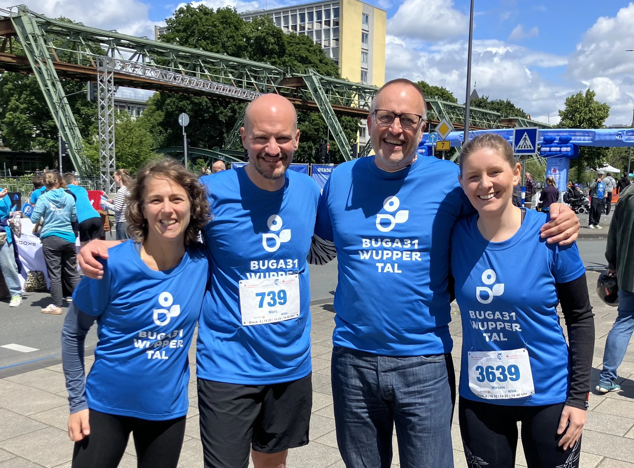 Daniela Ullrich von der BUGA Wuppertal 2031 gGmbH, Marc Schulz, Stadt Wuppertal, Holger Bramsiepe Vorsitzender des BUGA31-Fördervereins und Oberbürgermeisterin Miriam Scherff sind auf dem Bild in Lauftrikots mit BUGA31-Logo abgebildet.