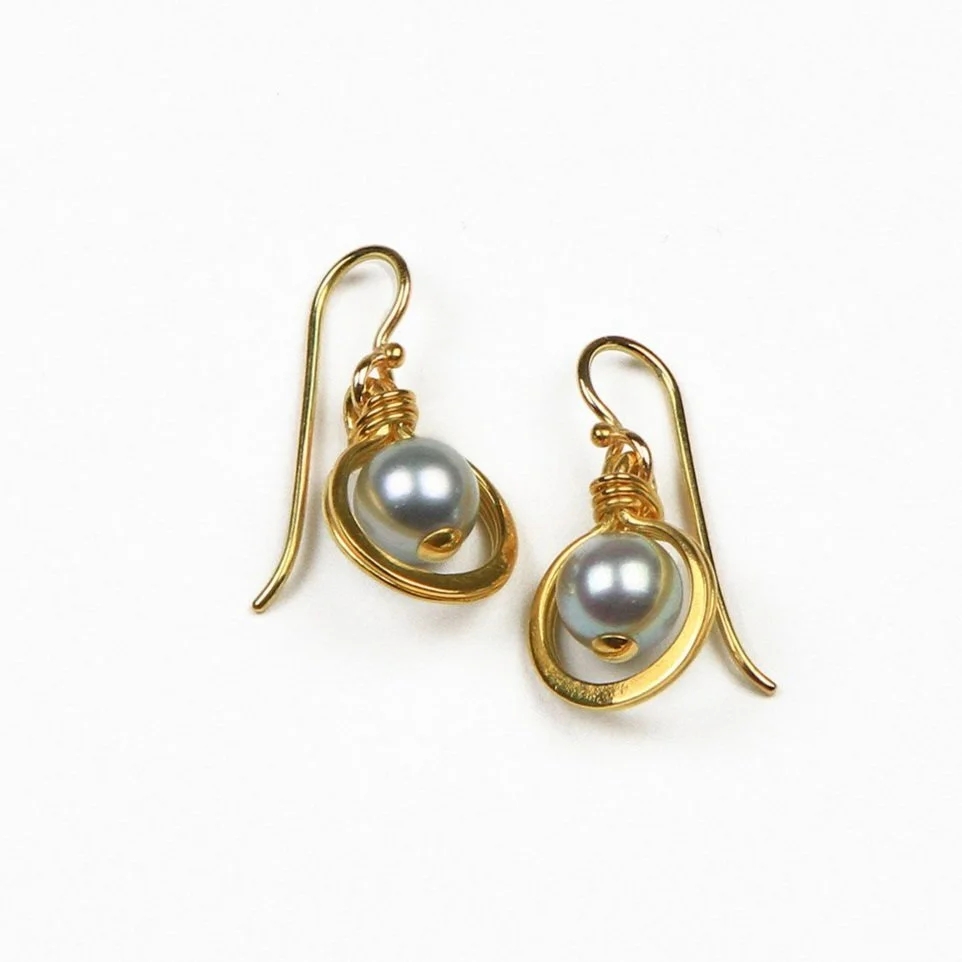 PLANISHED LINK GRAY PEARL EARRINGS