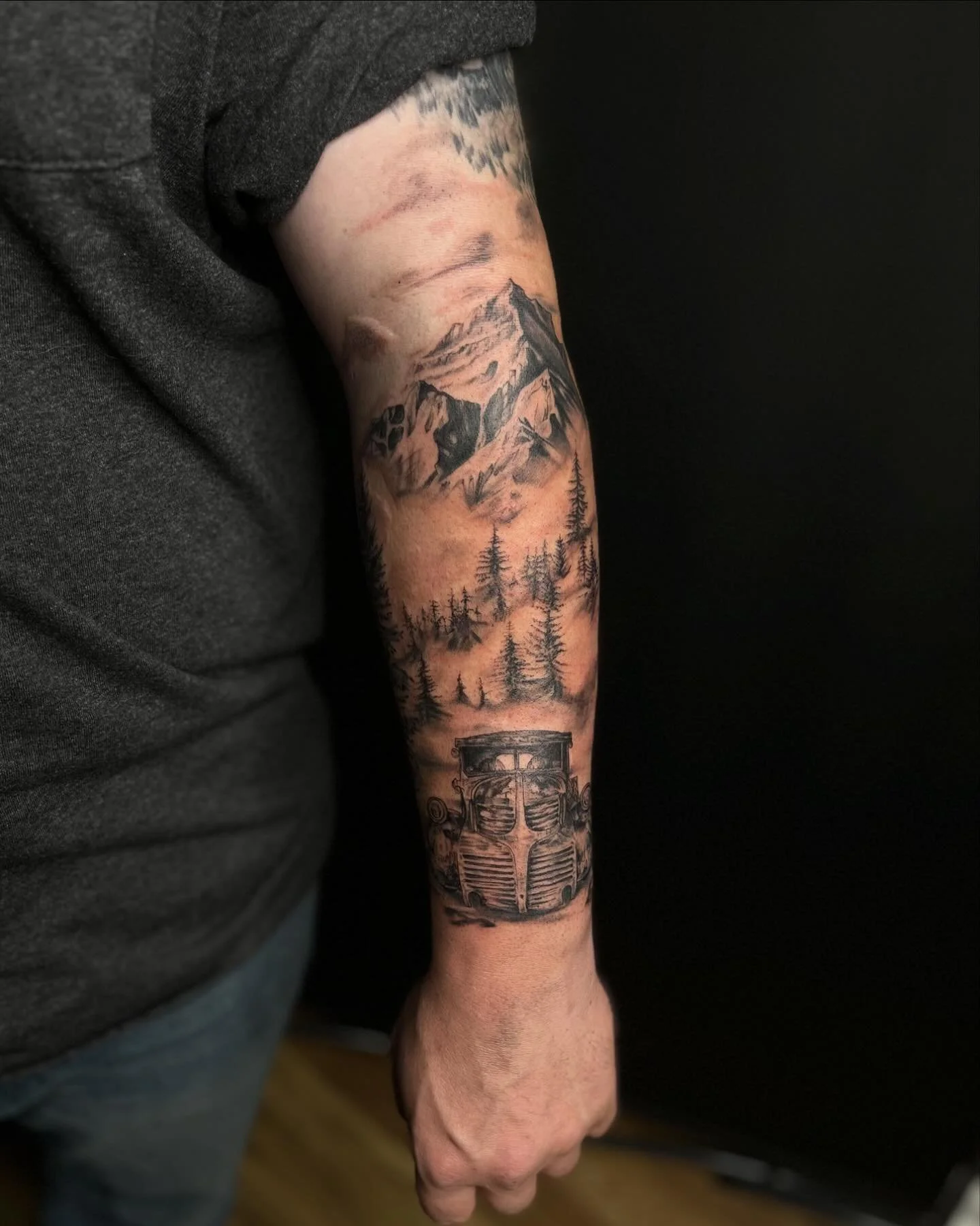 First session done on this badass half sleeve for Cadin!⛰️ We have a foggy mountain/forest scene with a #microrealism restored &lsquo;47 Dodge Rat Rod!🛻

You like what you see? Well this could be you! Just head over to felixbelk.com/booking with you