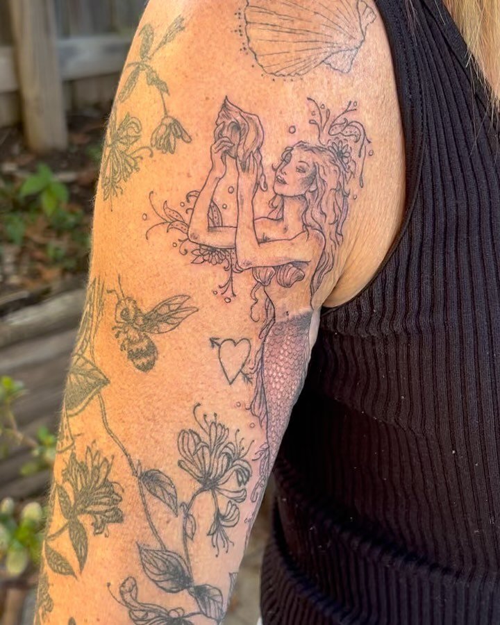 A beautiful custom mermaid for Becca ft. Ninja the outdoor shop cat🧜&zwj;♀️✨
This is one of the last pieces I did in KC, and I&rsquo;m so happy with how it turned out!

If you are looking for some new ink, fear not! Just head on over to felixbelk.co