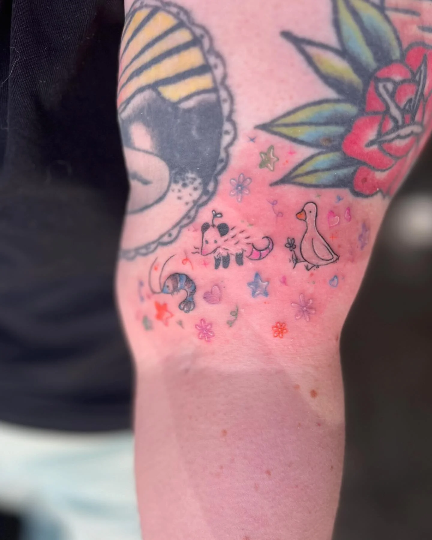 This might be the CUTEST tattoo I&rsquo;ve ever done🥹🥲
We started with a couple of my &ldquo;silly goofy&rdquo; flash designs, then she had the lovely idea to add all these cute colors/filler &amp; I am obsessed 🩵✨
(swipe to see the concept design