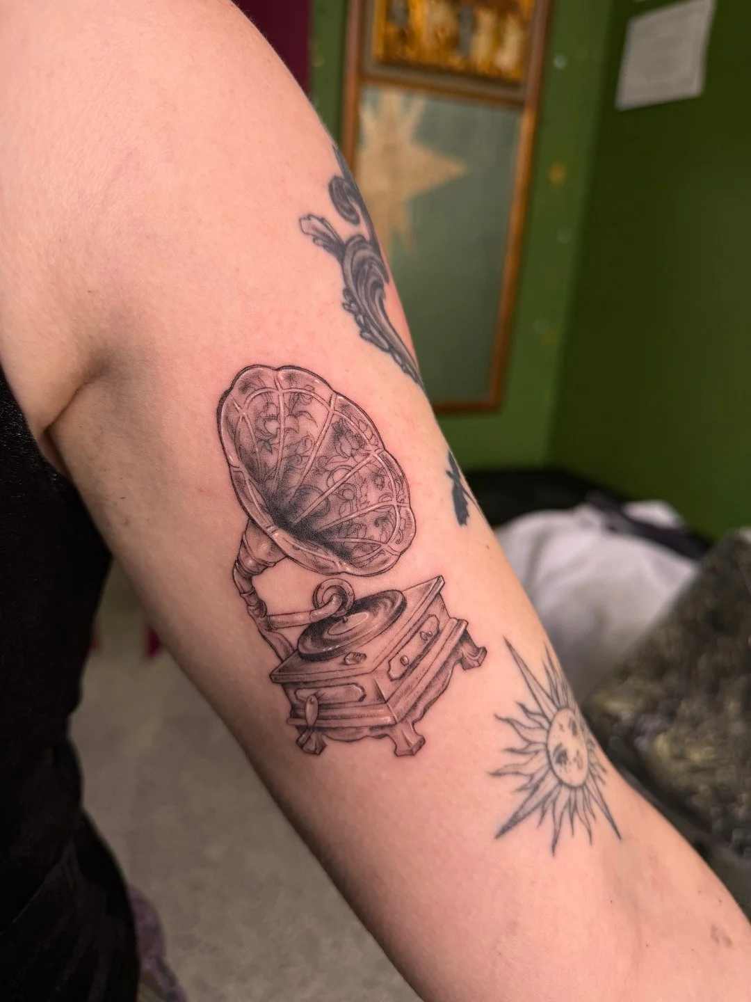 HEY ALEXA, play careless whisper #vintagemedia #springfieldmo #midwesttattooartist #417tattoo