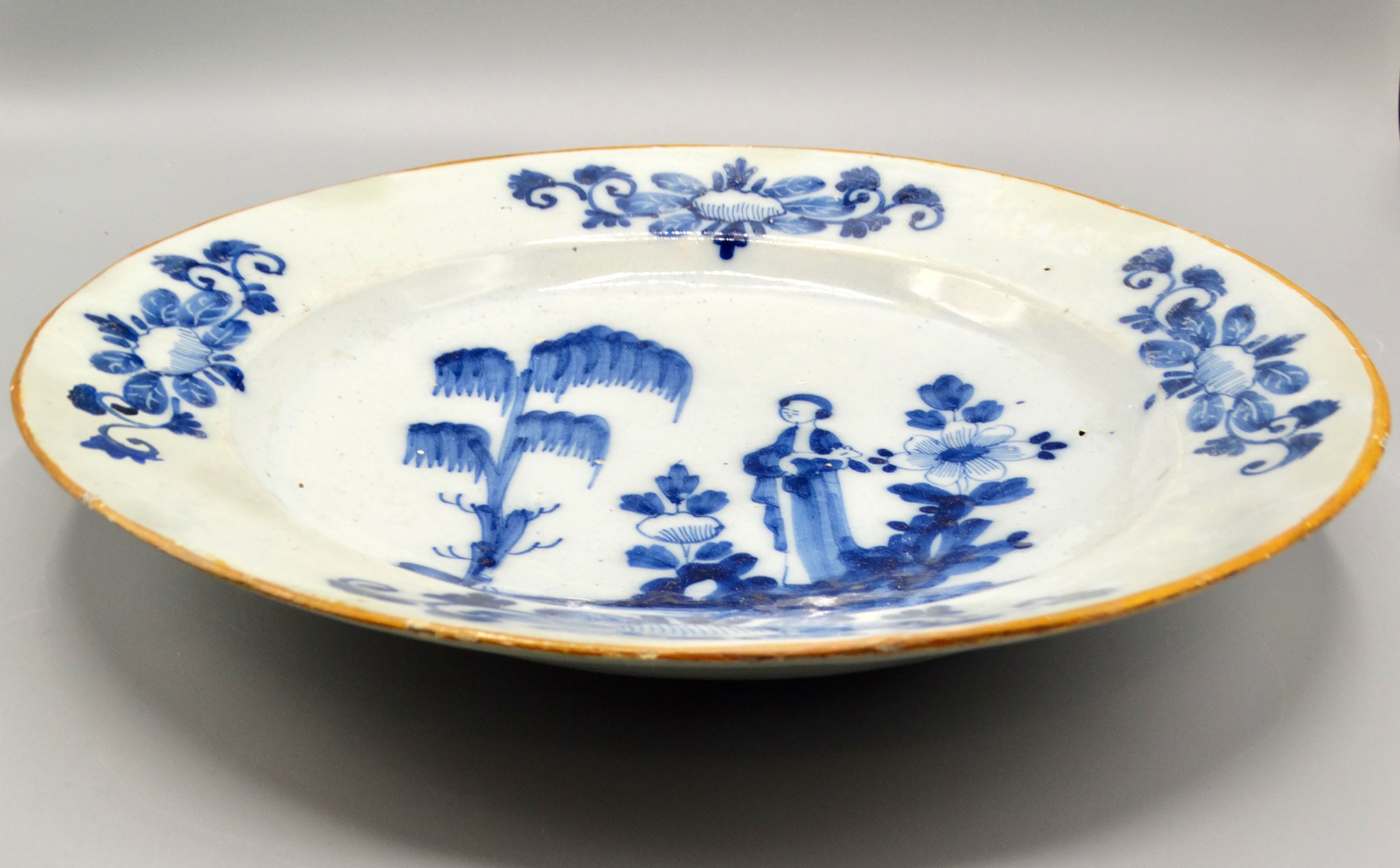 Side profile of 18th-century Dutch Delft “Long Eliza” charger showing form and glaze.