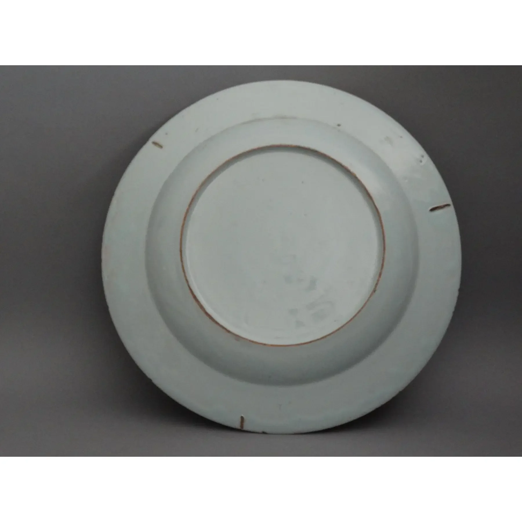 Reverse of an 18th-century English Delft charger attributed to Lambeth, tin-glazed faience.