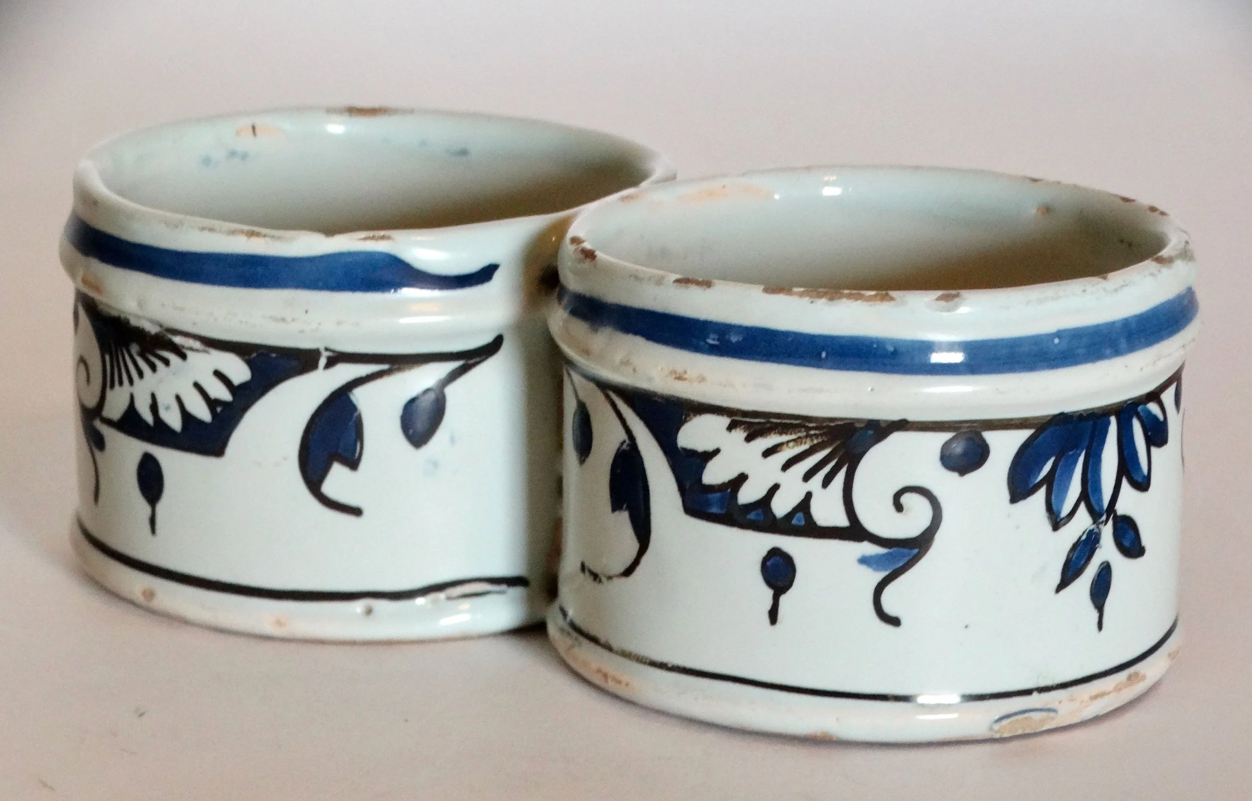 18th-century Delft faience presentier double dish, hand painted with delicate floral geometric pattern and border