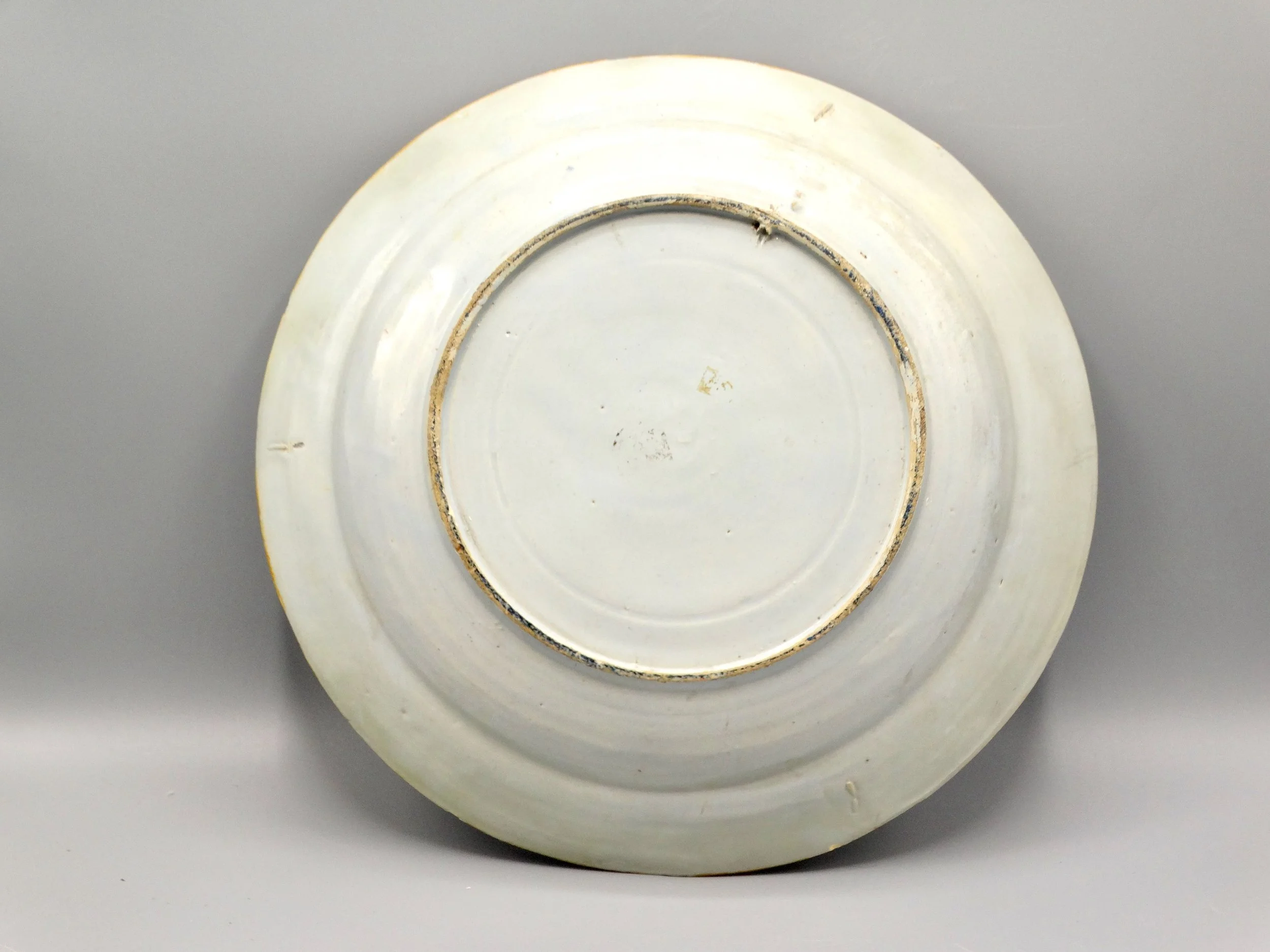 Reverse of 18th-century Dutch Delft “Lange Lijs” charger, tin-glazed faience.