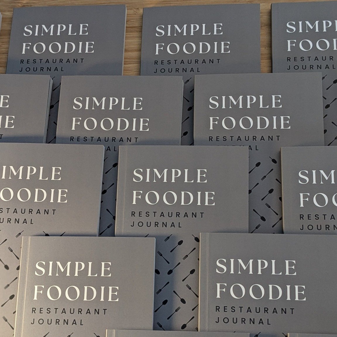 🎉💖 F&eacute;licitations &agrave; @chantal_styliste qui a remport&eacute; le tout premier exemplaire de notre Simple Foodie Restaurant Journal! 📖✨ Chantal a particip&eacute; sur Instagram&hellip; et &ccedil;a lui a port&eacute; chance! 🍀😍

Foodie