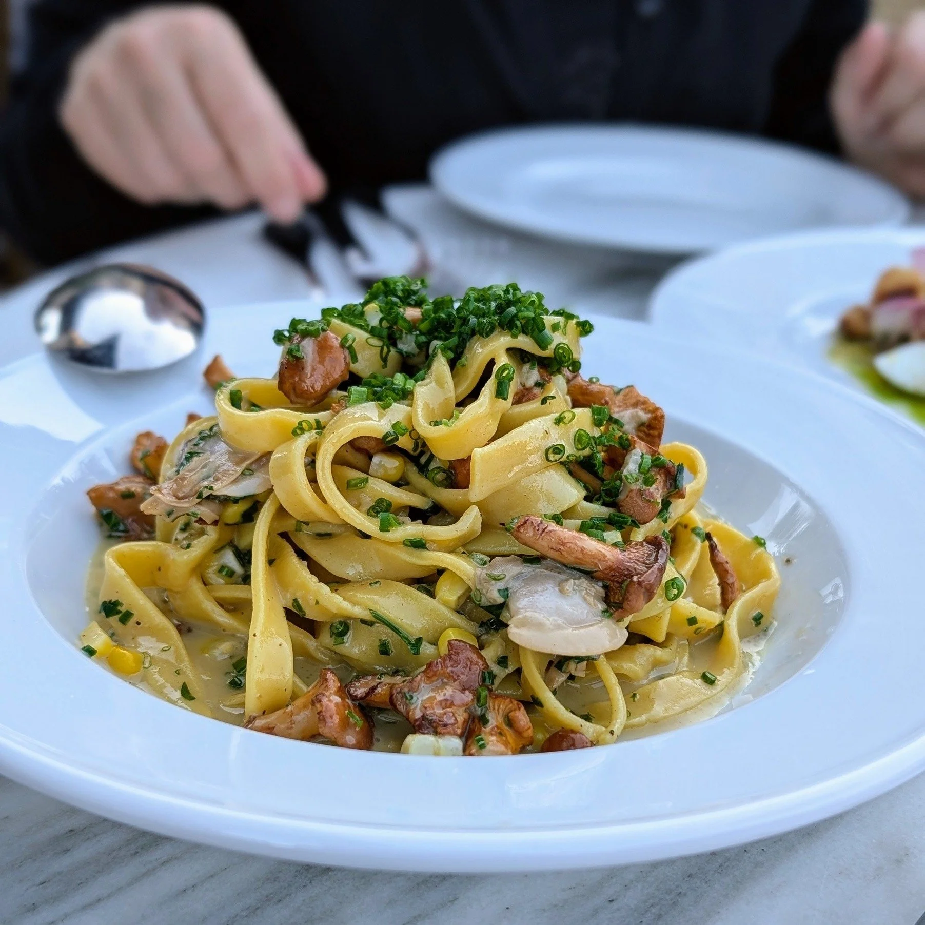 📣 Nouveau spot foodie &agrave; Saint-Lambert !

Cocktails photog&eacute;niques, d&eacute;cor chic mais d&eacute;contract&eacute;, et cuisine pr&eacute;cise qui donne envie de sortir l&rsquo;appareil photo avant la fourchette 📸.

Tartares, p&acirc;t