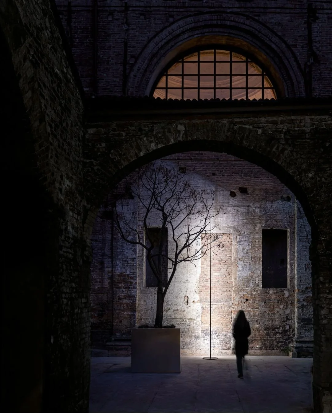 Davide Groppi v&auml;livalgustid on rohkem kui lihtsalt valgus.
Poeetiline ja teedrajav disain, kus minimalistlik maagia s&uuml;nnib l&auml;bi valguse. Ajatu esteetika, mis loob emotsiooni ja ei j&auml;ta kedagi k&uuml;lmaks

#davidegroppi #outdoorli