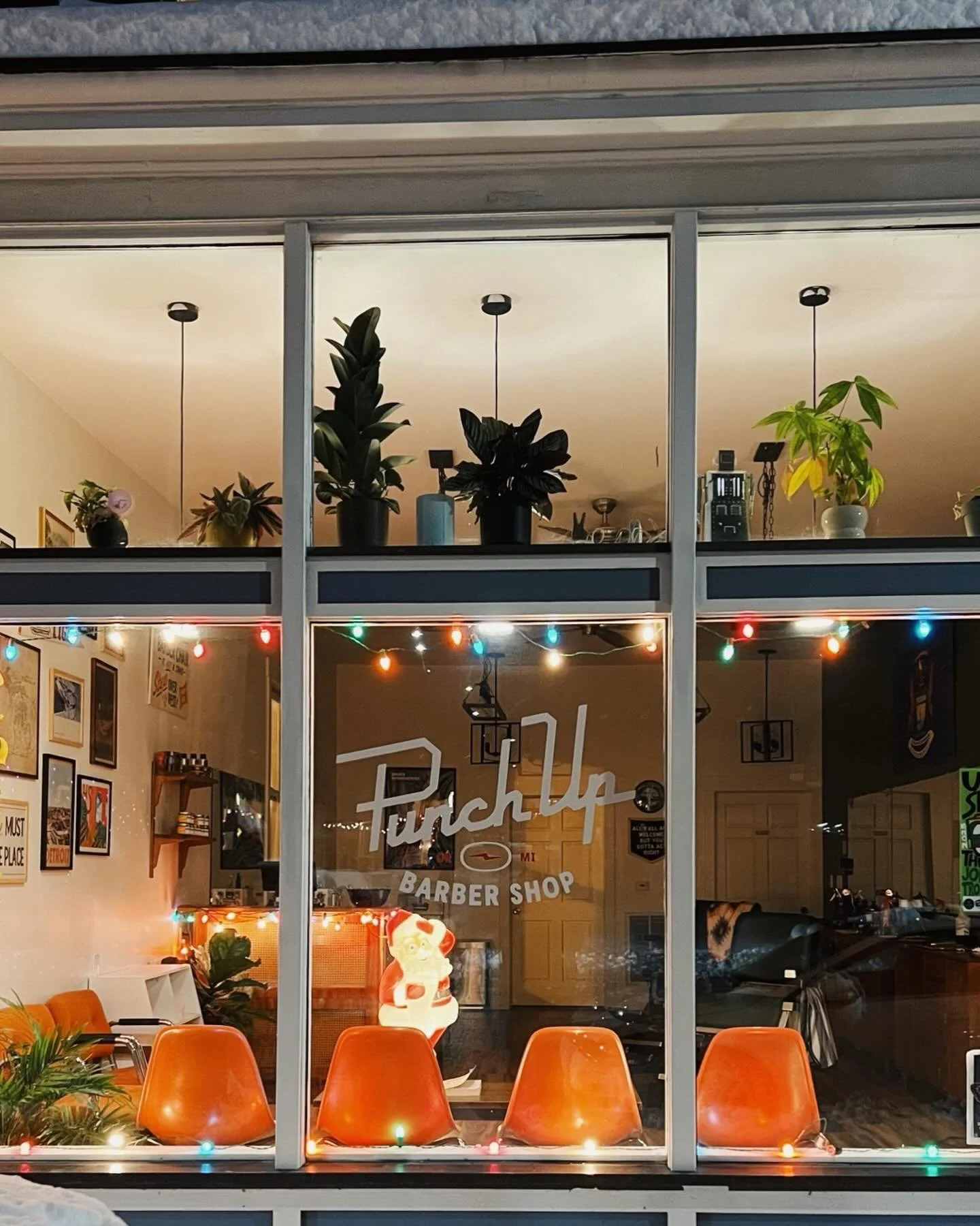 Hello friends! Christmas is getting closer, and we&rsquo;ve still got spots available before the big day. But snag yours now; they&rsquo;re filling up and we don&rsquo;t want you and your mane to get left out in the cold! We&rsquo;ve got the decorati