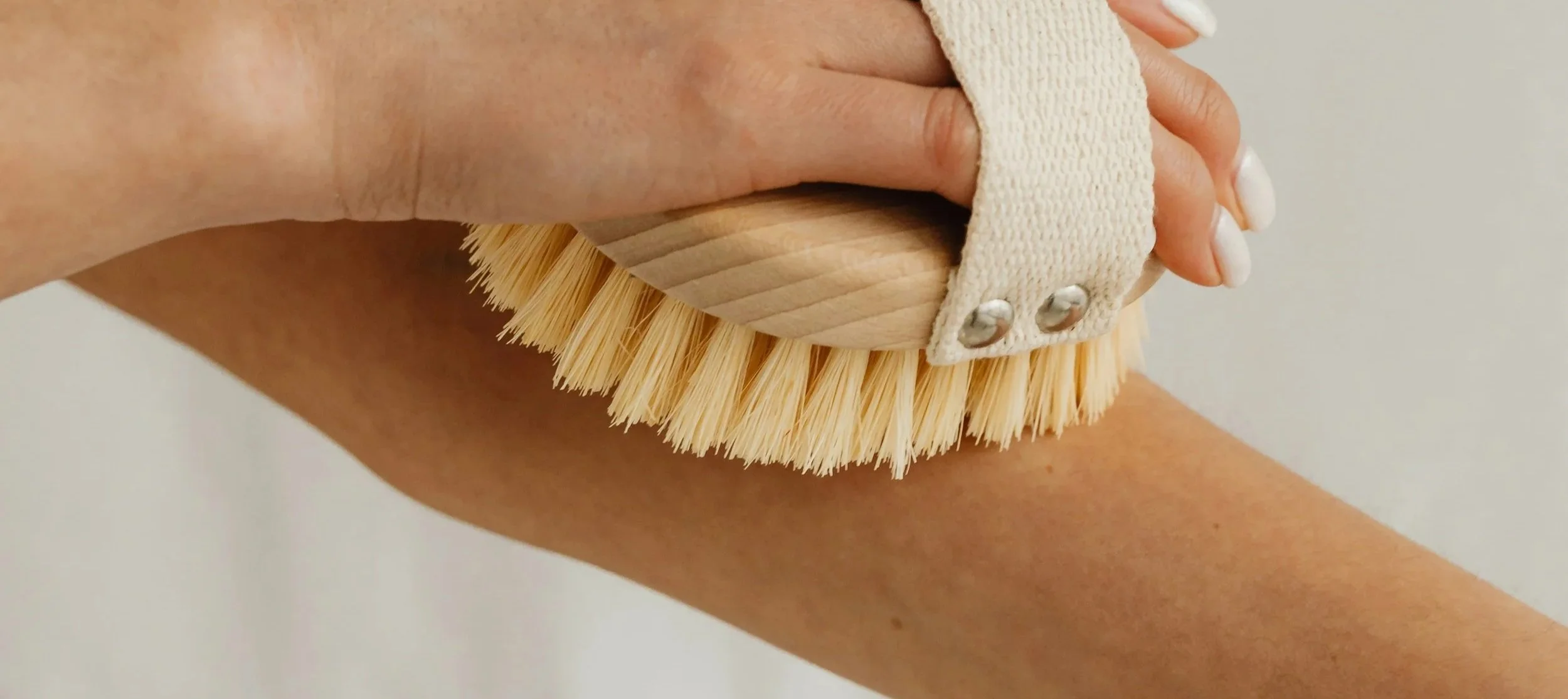 Brossage à sec de la peau optimisé grâce aux huiles essentielles