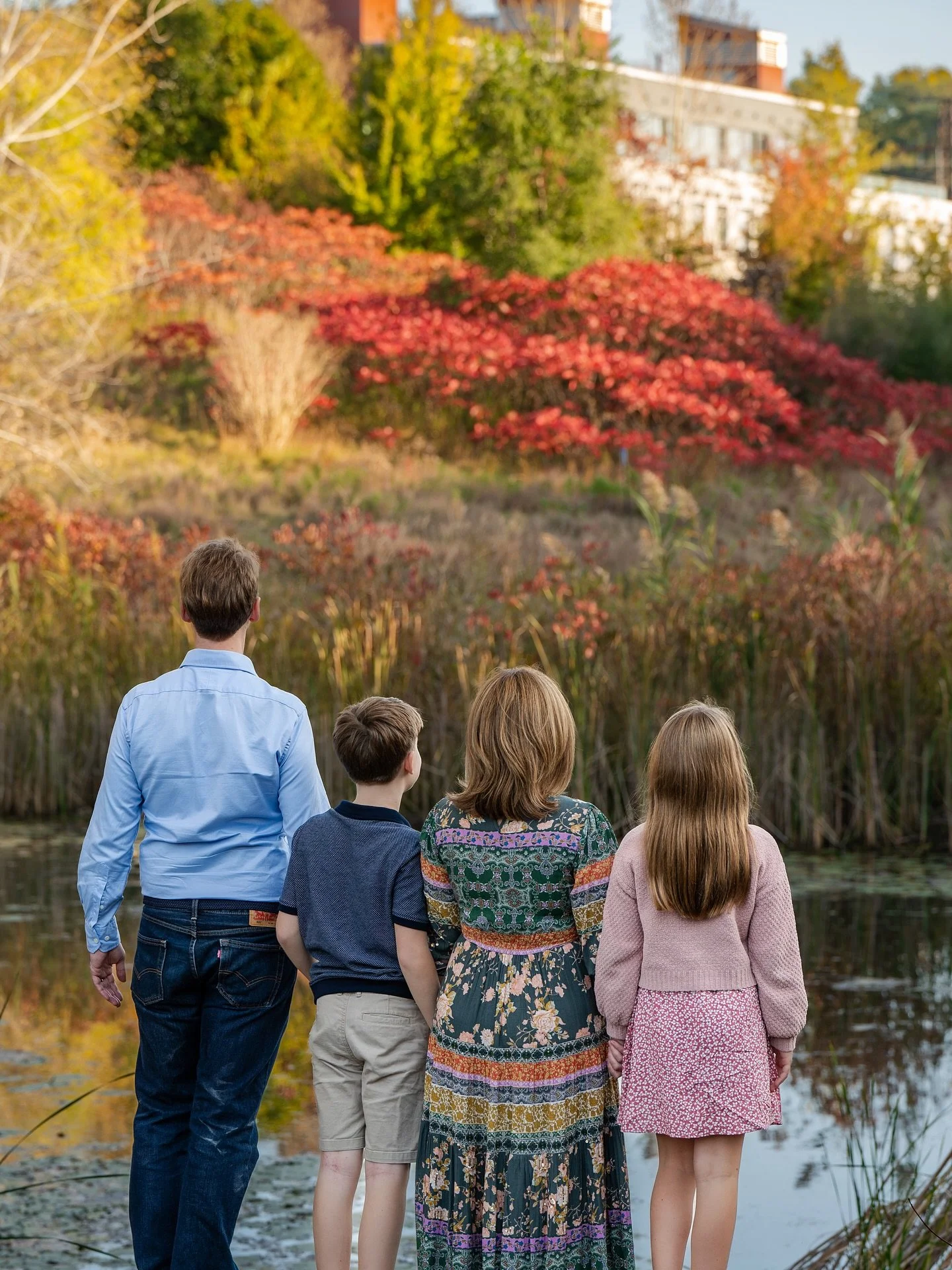 Golden leaves, cozy layers, and a whole lot of love 🍁✨ Fall isn&rsquo;t just about the backdrop &mdash; it&rsquo;s about slowing down, soaking in the season, and holding onto these fleeting moments together.

📷 @oliveevephoto

autumn family session