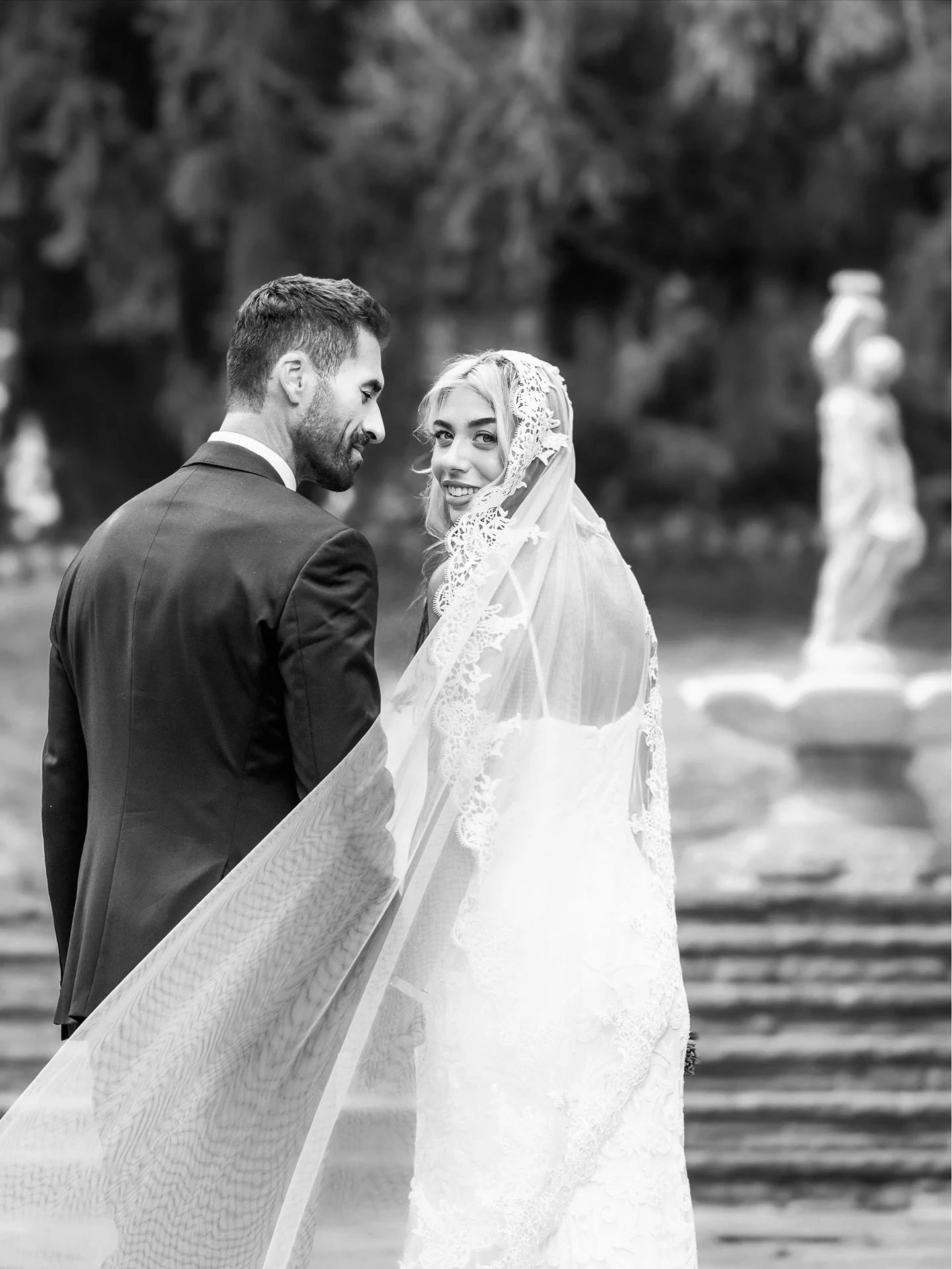 There&rsquo;s something so timeless about Edward Gardens in full bloom &ndash; lush greenery everywhere you turn 🌿

These two were so relaxed and completely wrapped up in each other, which made every moment feel effortless. We had all the time in th