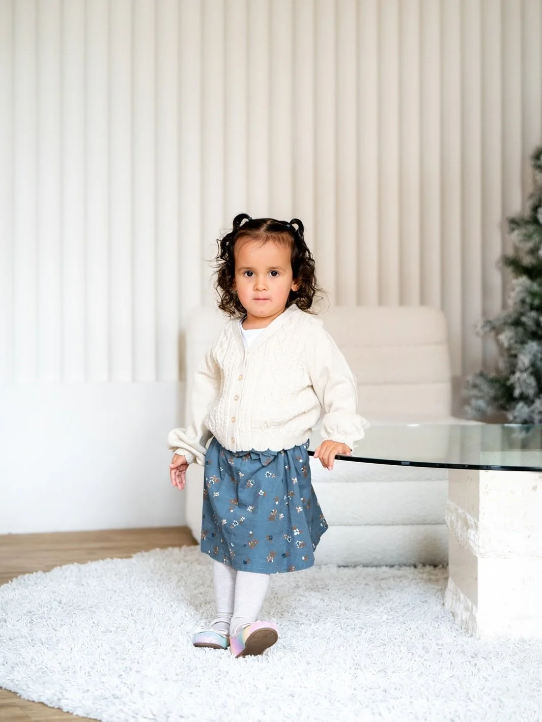 A little holiday magic in the studio this weekend 🎄✨

Capturing little ones is always an adventure &mdash; from curious wandering to snack-break negotiations 😅 But goodness&hellip; these moments make it all so worth it. 🥰

Can&rsquo;t wait to shar