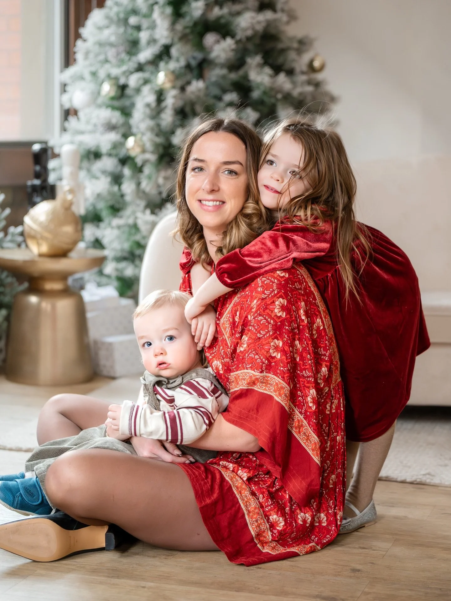 These holiday minis were the perfect way to kick off the season 🎄✨

Everything about this session felt so festive &mdash; the cozy space, the twinkling lights, and this sweet family bringing all the joy ❤️

If I wasn&rsquo;t in the holiday mood befo