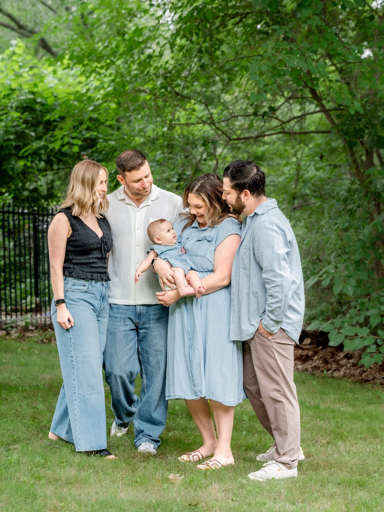 When you&rsquo;re the first baby in the family, you already have a whole fan club wrapped around your tiny finger. 🤍

Safe to say, this little one stole the spotlight during their family session&hellip; and made my job incredibly easy with all that 