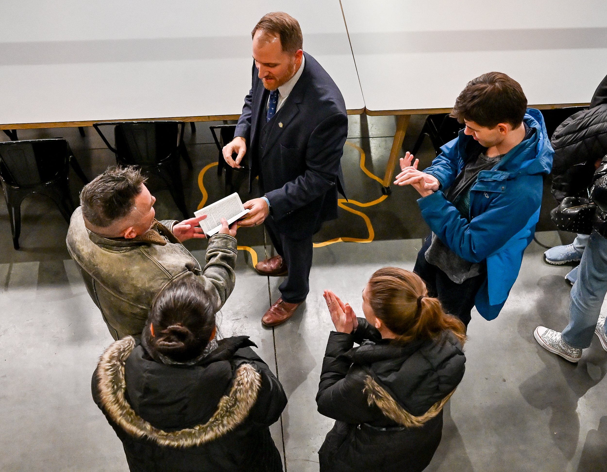 Shawn Mullins performing roving mentalism at a corporate event in Boston