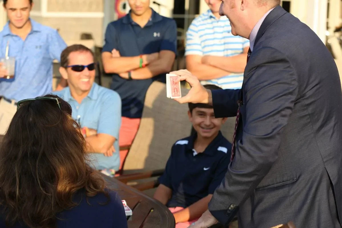 Shawn Mullins performing strolling mentalism at a golf course event on Cape Cod, Massachusetts