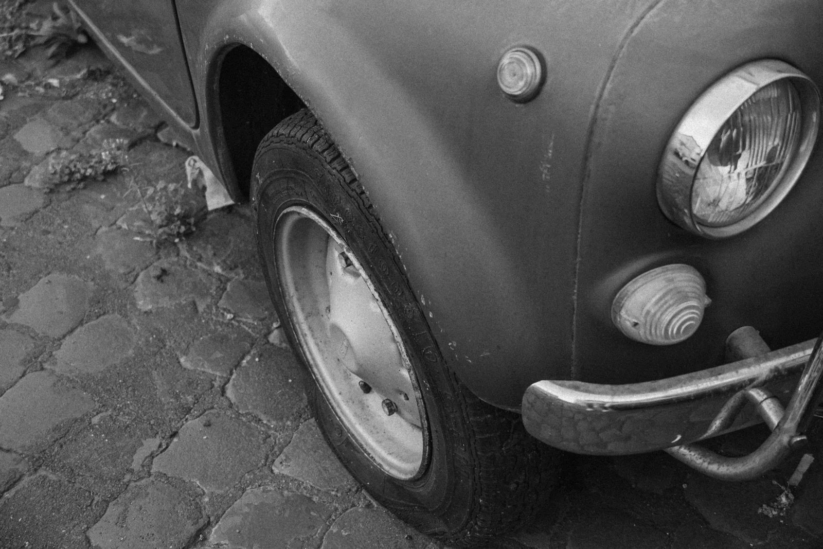 cinquecento-flat-tire-cobblestone-rome-michelle-ciani-resized.jpg