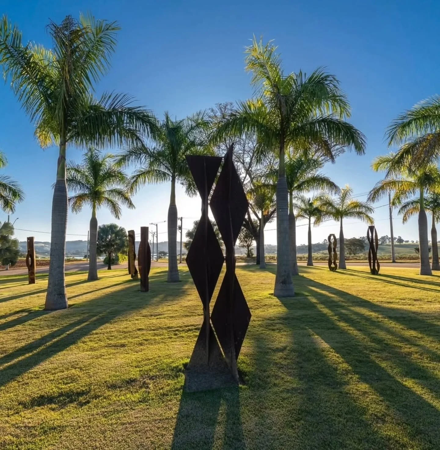 O projeto de jardim de esculturas de Ricardo Carv&atilde;o Levy re&uacute;ne mais de uma centena de obras produzidas desde a d&eacute;cada de 80.
As s&eacute;ries Cubismo e Tubismo se integram a natureza numa celebra&ccedil;&atilde;o da pot&ecirc;nci
