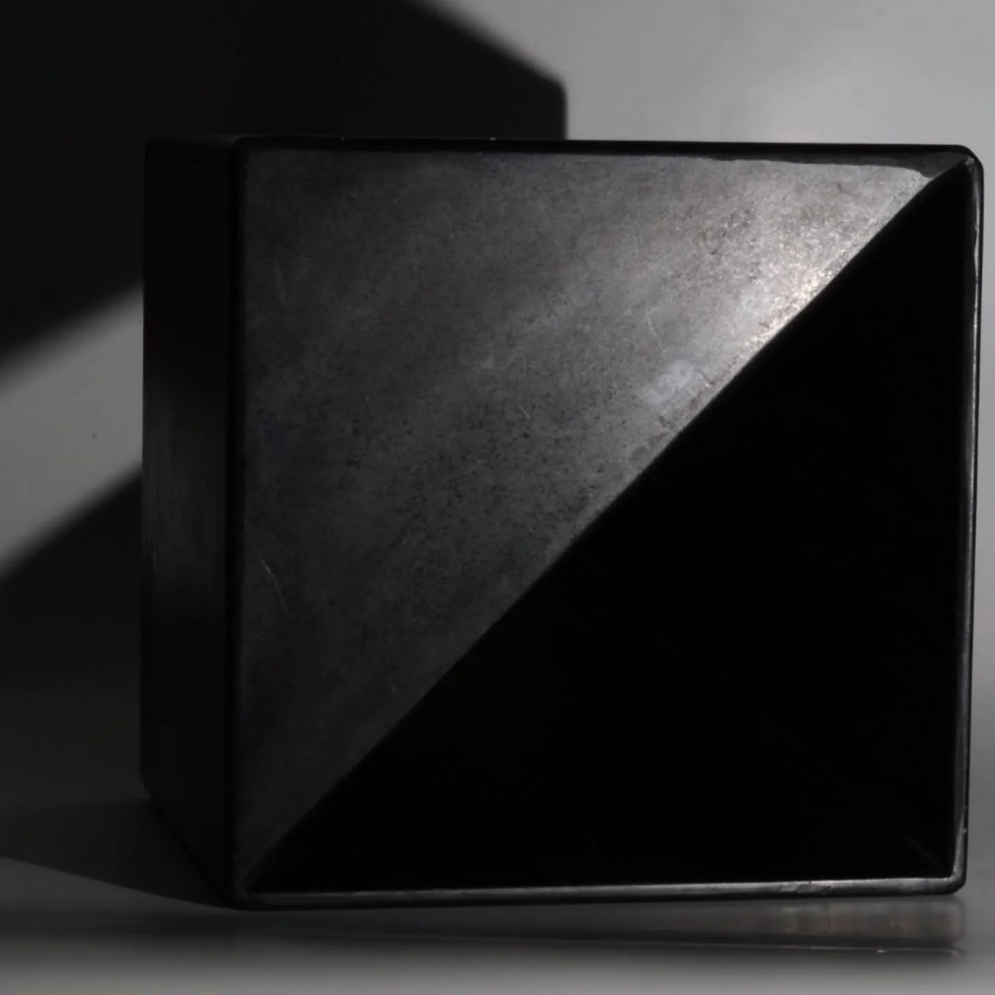 Cubo Granito
S&eacute;rie Cubismo 

Obra em exposi&ccedil;&atilde;o na Galeria RCL 

Embora a valoriza&ccedil;&atilde;o da forma geom&eacute;trica e a explora&ccedil;&atilde;o do espa&ccedil;o sejam pontos de contato, a trajet&oacute;ria e a identida