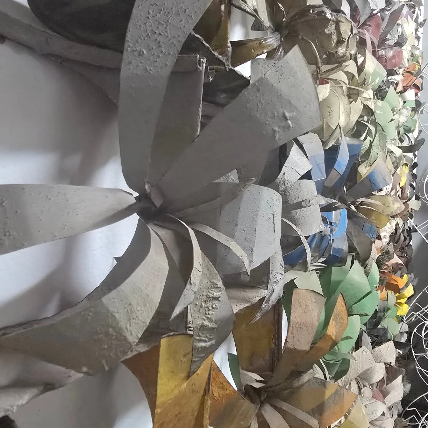 A obra de Ricardo Carv&atilde;o Levy transcende a mera reciclagem para se tornar um poderoso manifesto po&eacute;tico sobre o futuro do planeta. Ao dar nova vida a materiais descartados, como sobras industriais, tubos de a&ccedil;o e outros res&iacut