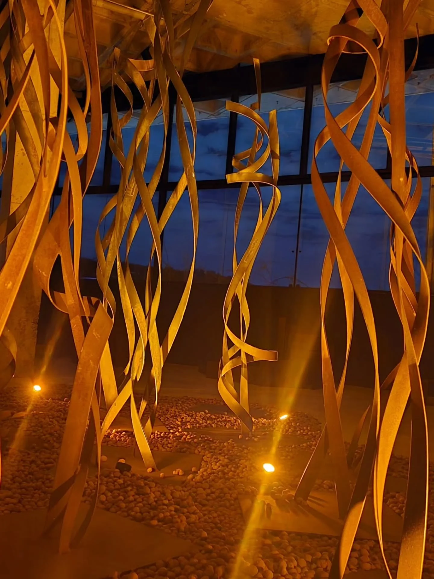 S&eacute;rie Cip&oacute;s 
A&ccedil;o Oxidado 
Reutiliza&ccedil;&atilde;o de sobras de metalurgia. 

Instala&ccedil;&atilde;o &quot;O &uacute;ltimo suspiro da mata&quot;

As formas org&acirc;nicas, alongadas e a cor quente (lembrando fogo ou carv&ati