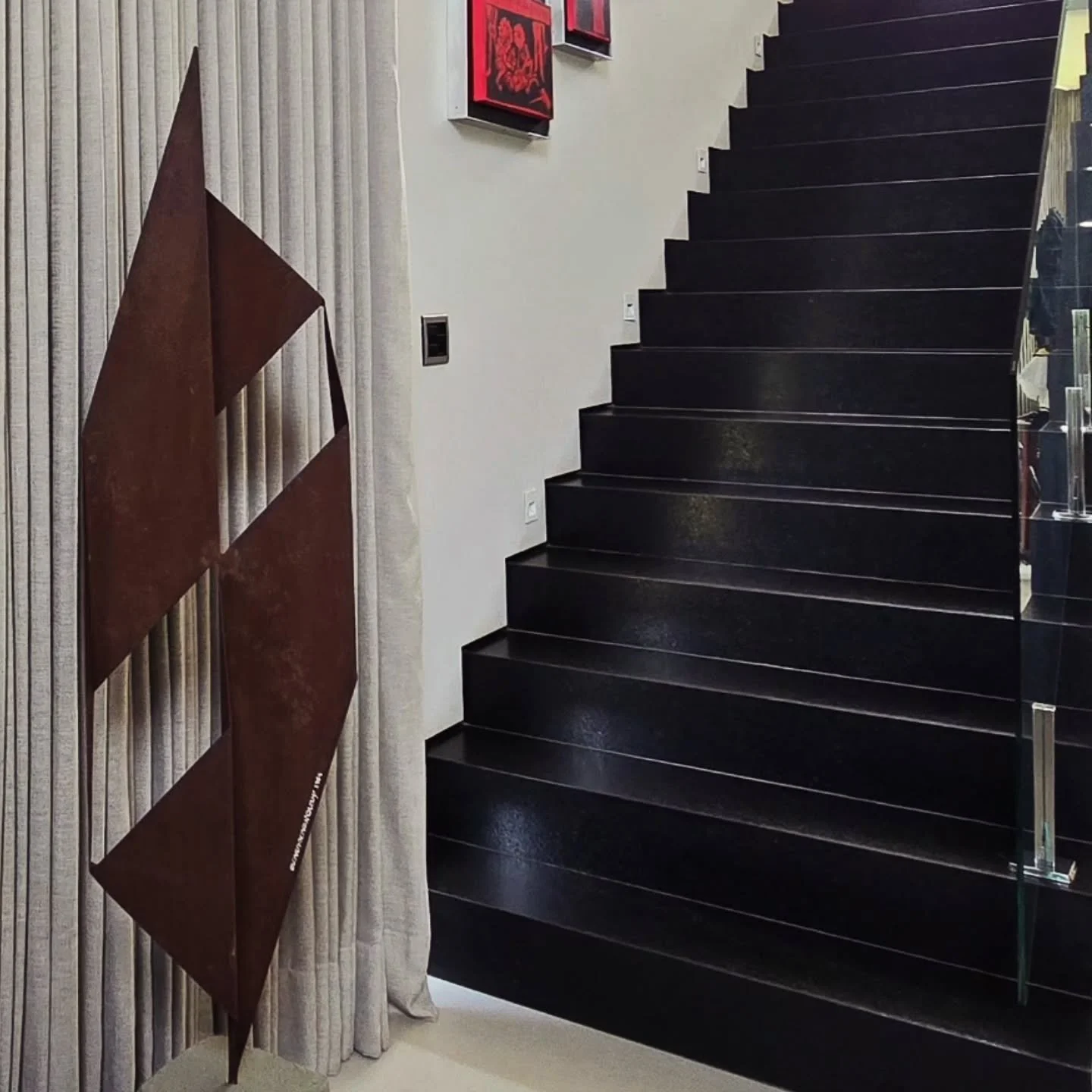 Essa obra, entregue e instalada hoje, &eacute; um estudo do Monumento Trindade, do escultor Ricardo Carv&atilde;o Levy, criado em 1984 e instalado na principal pra&ccedil;a de Nova Lima, Minas Gerais.