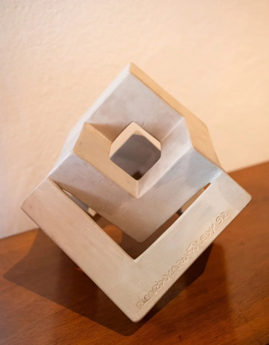 S&eacute;rie Cubismo -  Concreto celular revestido
Desdobramento
D&eacute;cada de 80

Obra da S&eacute;rie Cubismo do escultor Ricardo Carv&atilde;o Levy revela sua pot&ecirc;ncia em quebrar regras e expandir fronteiras. A fus&atilde;o de t&eacute;cn