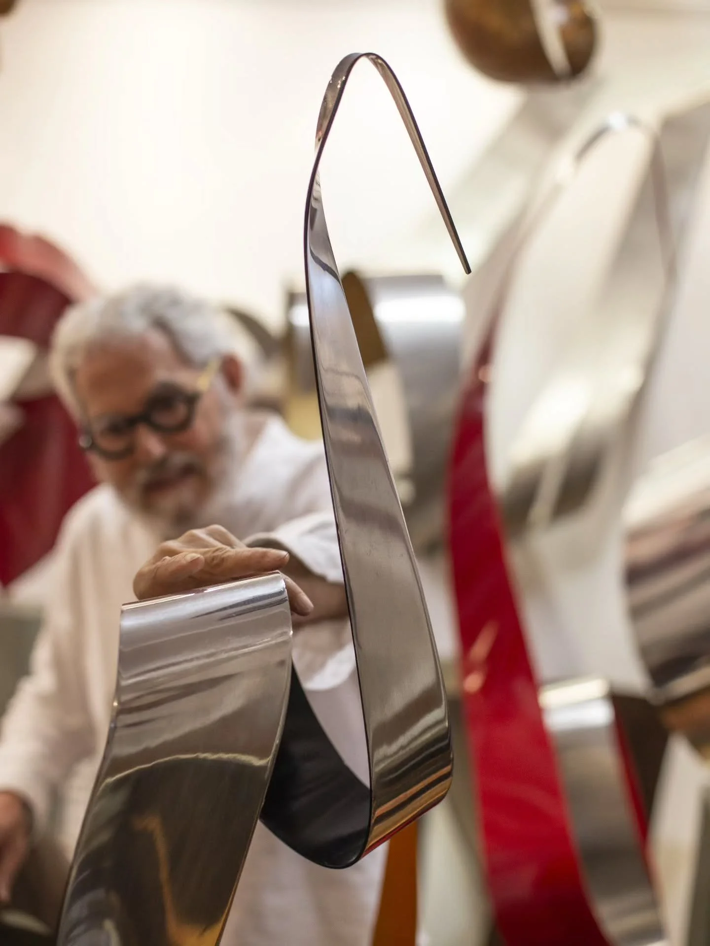 Ricardo Carv&atilde;o Levy, Par&aacute;, Brasil, 1949.
O artista vive e trabalha em Belo Horizonte, onde comp&otilde;e a pr&oacute;pria obra como reflexo de sua vida. A inspira&ccedil;&atilde;o pode vir do entorno, de formas org&acirc;nicas da nature