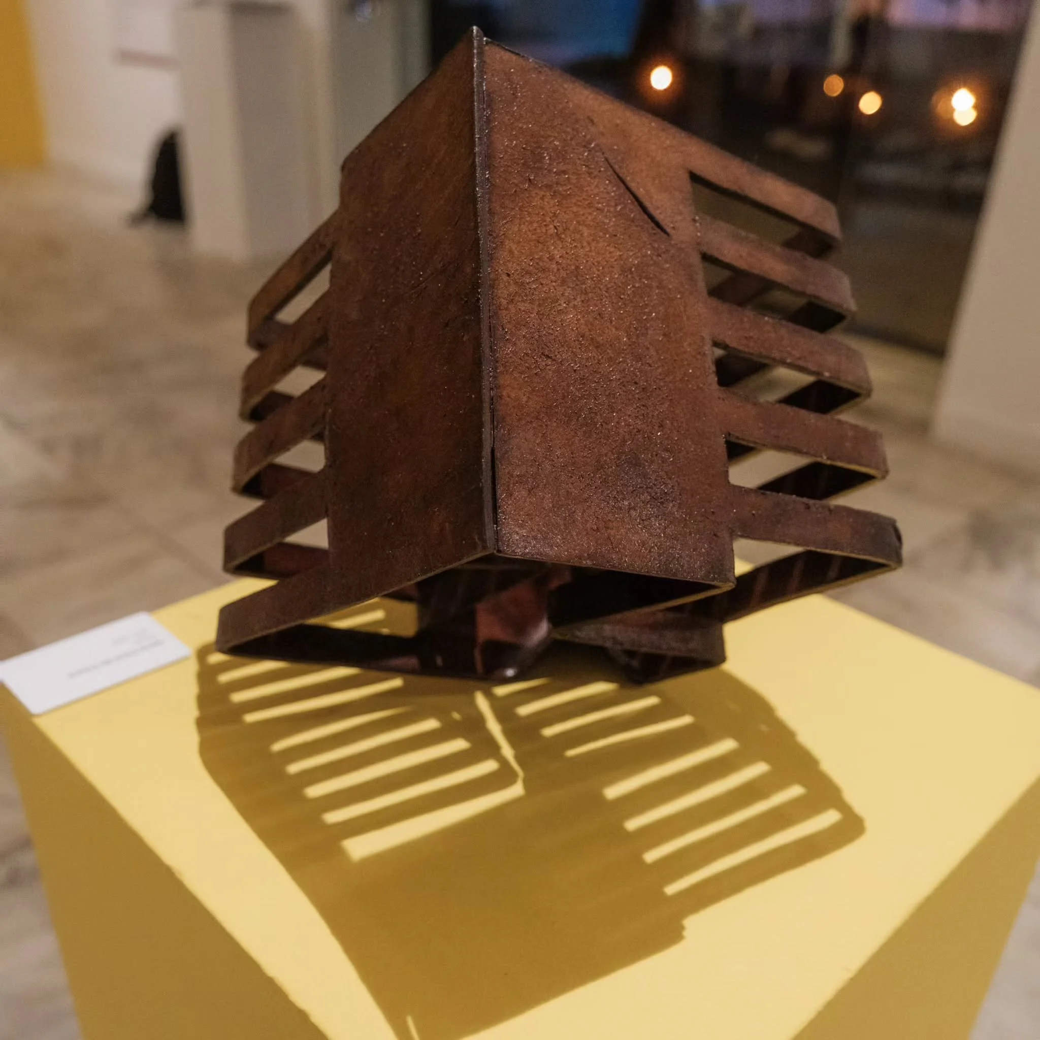 A precis&atilde;o do corte encontra a imprevisibilidade da luz. A obra se revela em dualidades: a rigidez geom&eacute;trica do plano contra a suavidade das transi&ccedil;&otilde;es luminosas. Luz que revela a textura, sombra que define o volume. Um c