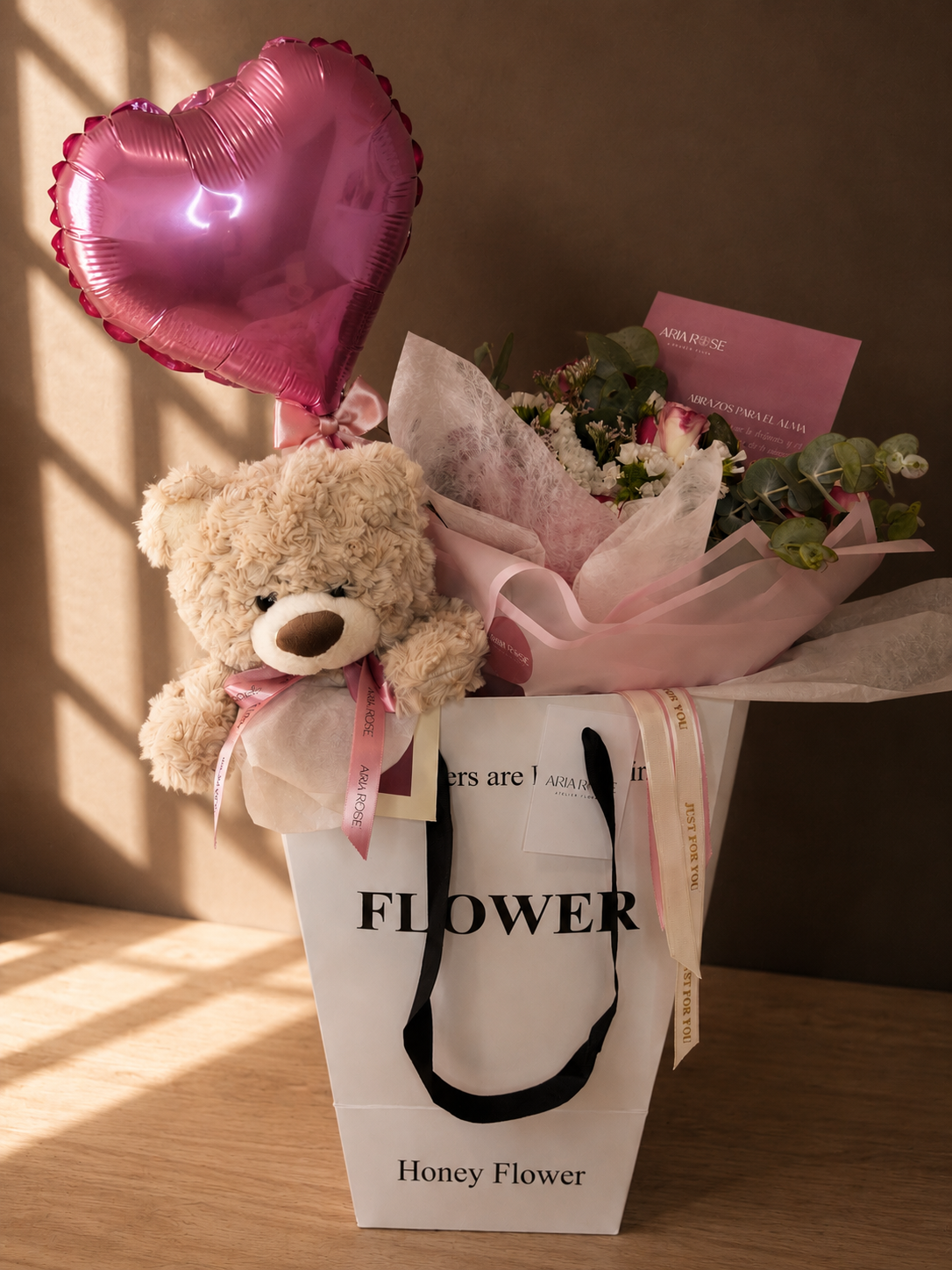 Bouquet de rosas con osito y globo en packaging especial