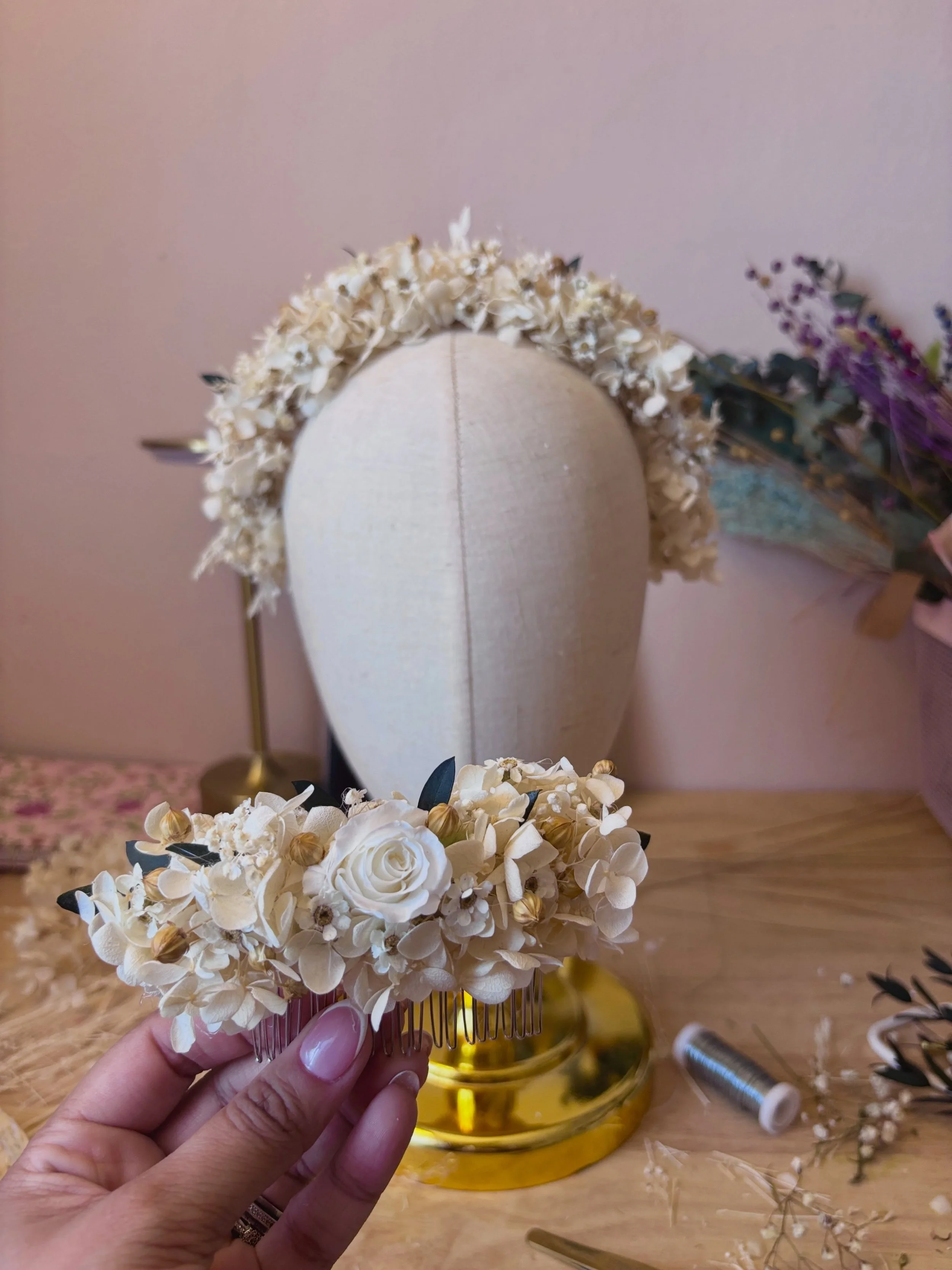 Coronas y peinetas en flor preservada